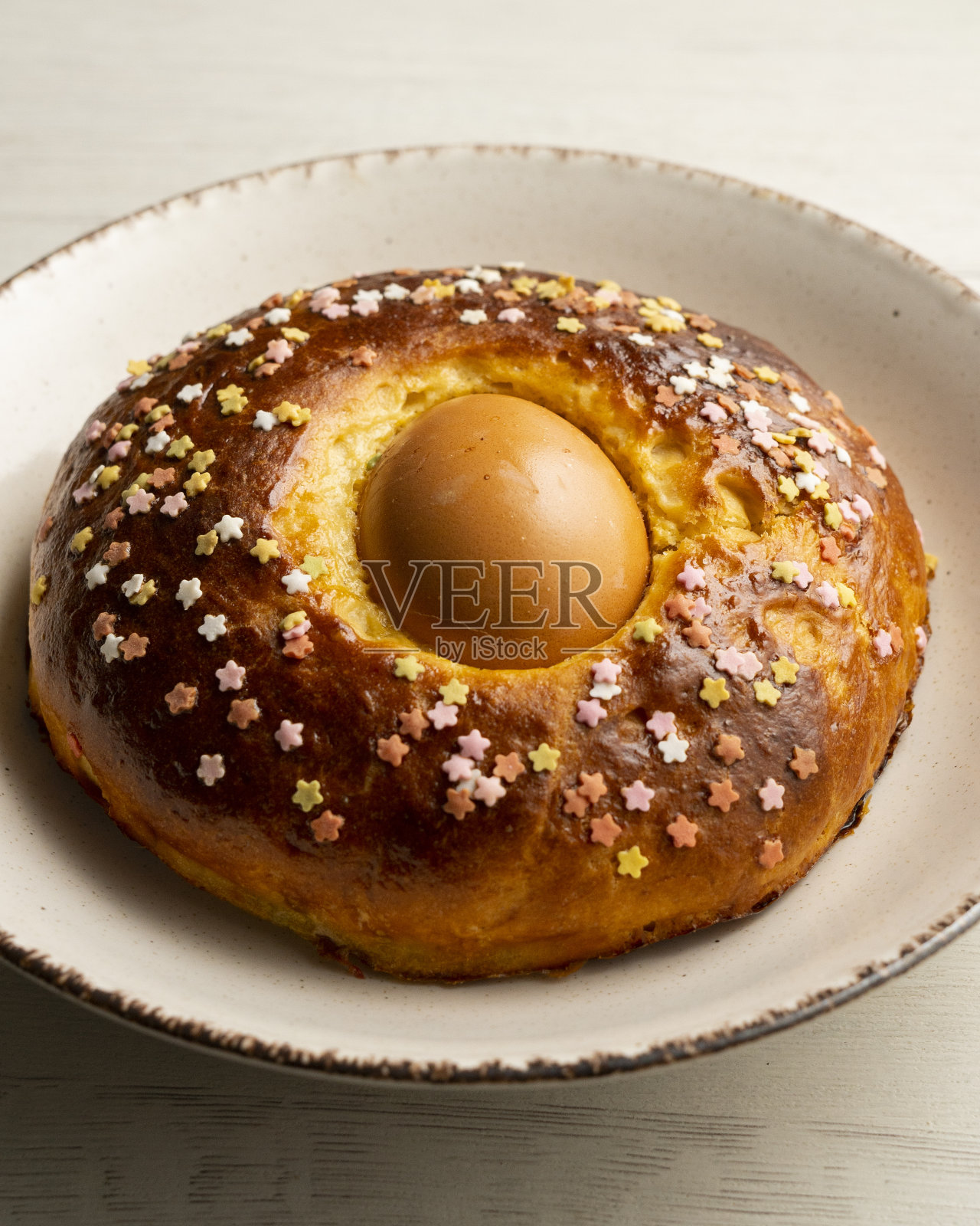 蒙纳·德·帕斯夸，海绵蛋糕配煮蛋。圣周的传统西班牙甜点照片摄影图片