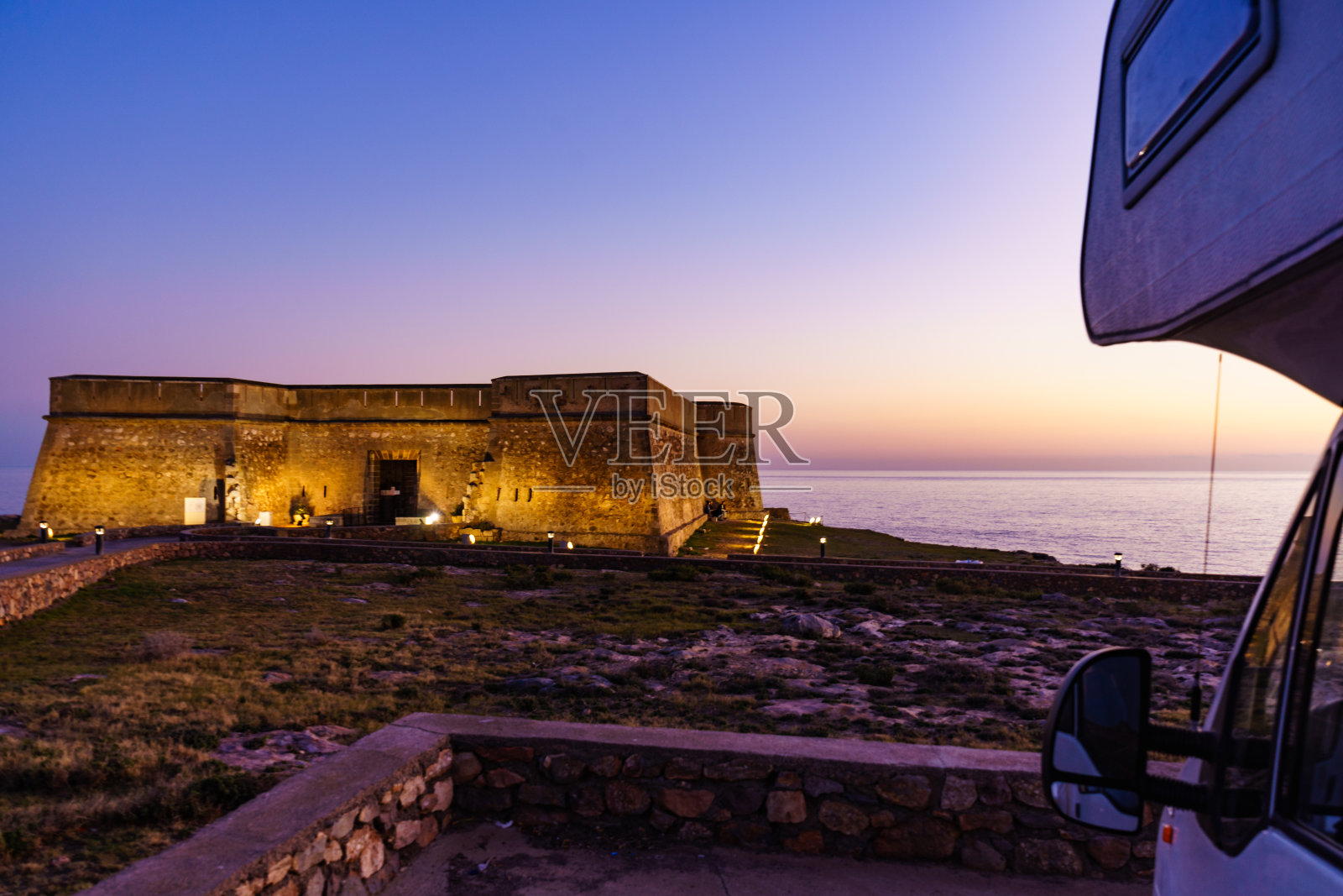 西班牙阿尔梅里亚老守卫城堡的商队照片摄影图片