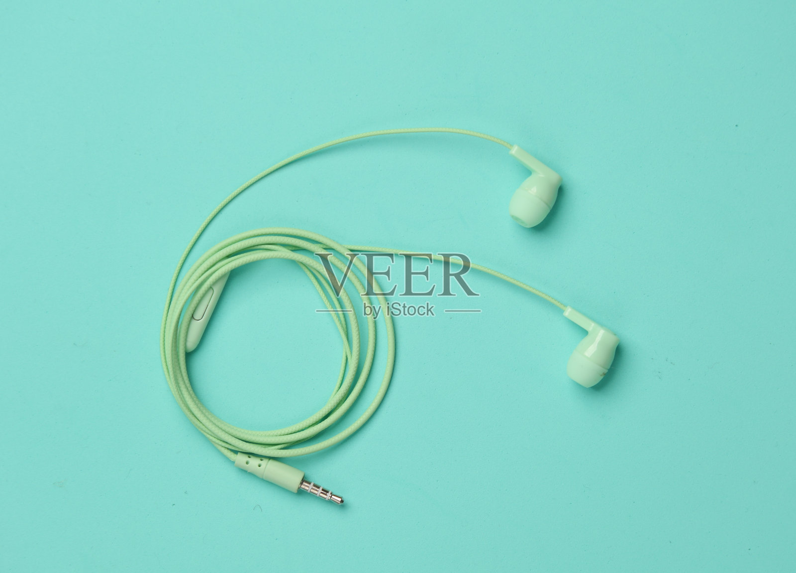 蓝色背景的有线耳机照片摄影图片