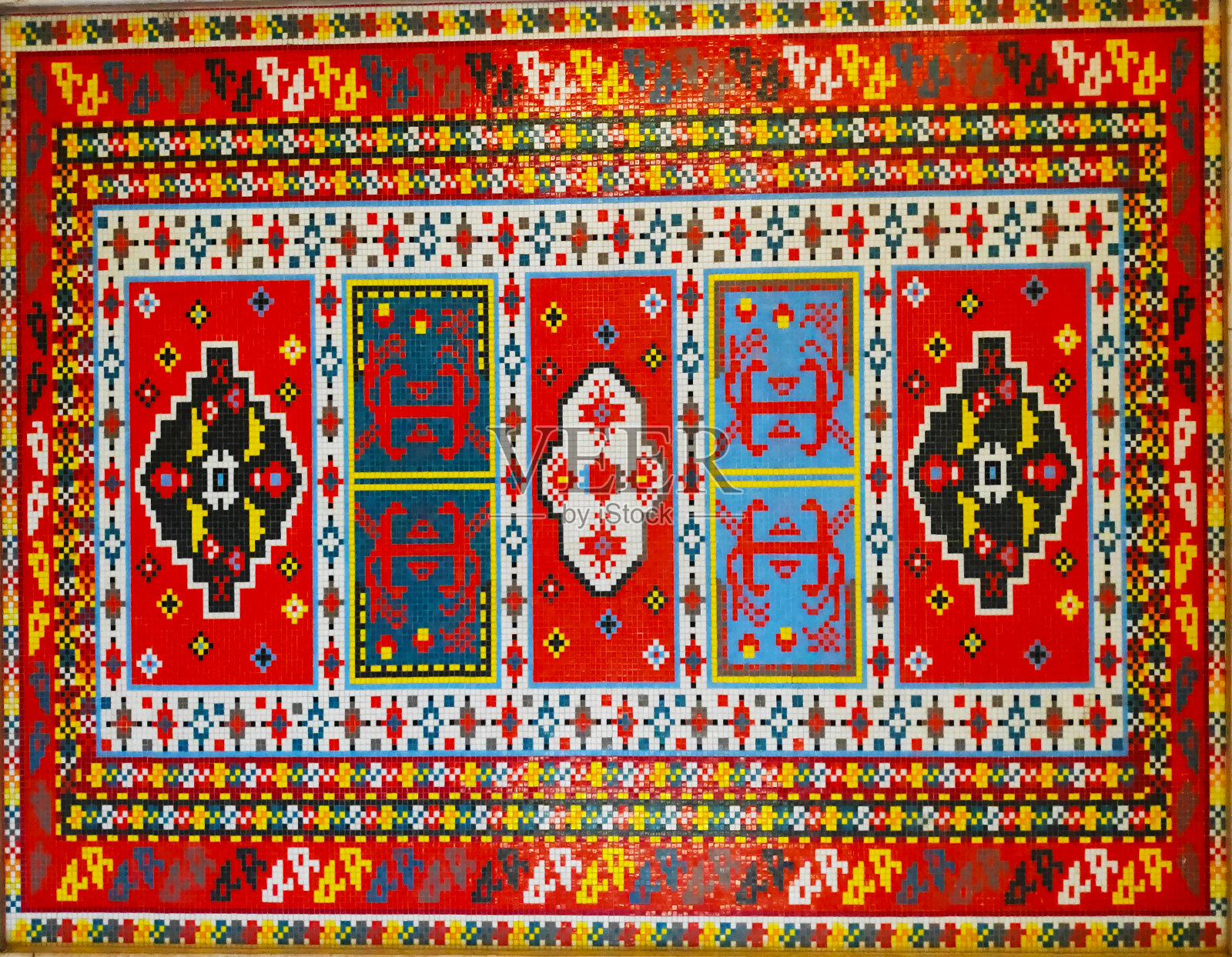 地毯纹理，抽象装饰。色彩缤纷的东方马赛克地毯，带有传统装饰。有图案的地毯。手工编织地毯的特写照片摄影图片