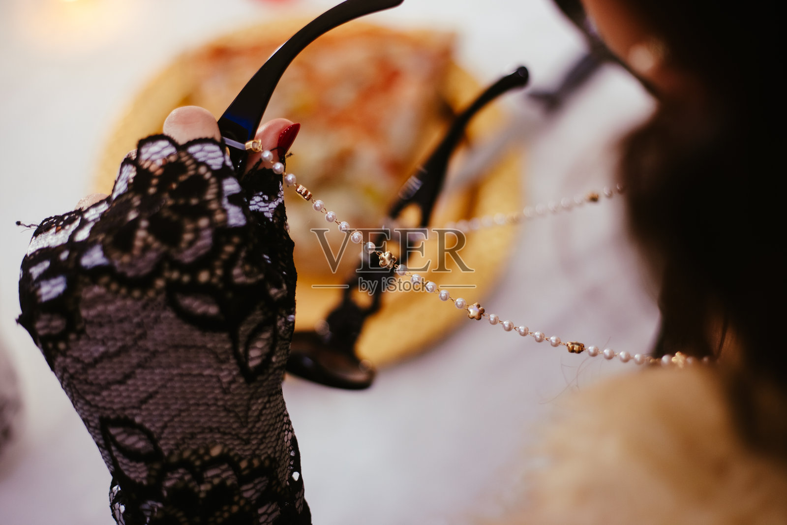 美丽的女人品尝披萨股票照片照片摄影图片