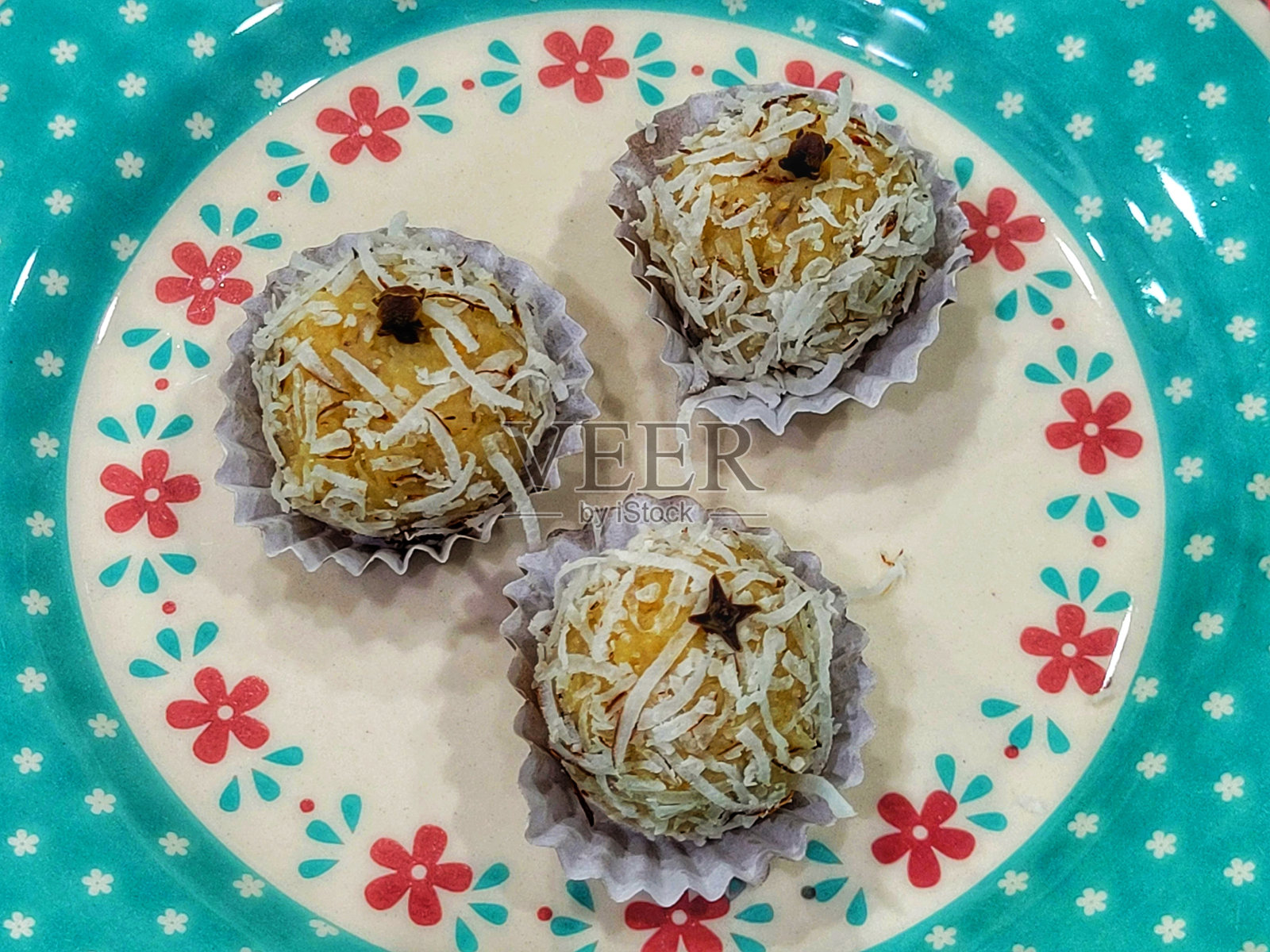 这是一种巴西传统节日甜点，用椰子、丁香和香料手工制作而成照片摄影图片