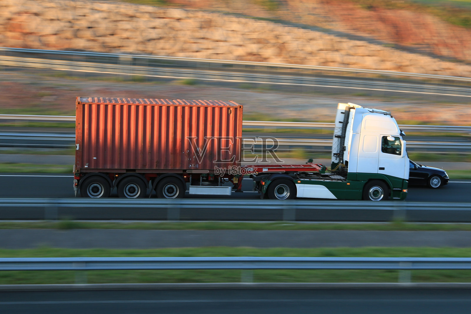 运输海运集装箱的铰接卡车照片摄影图片