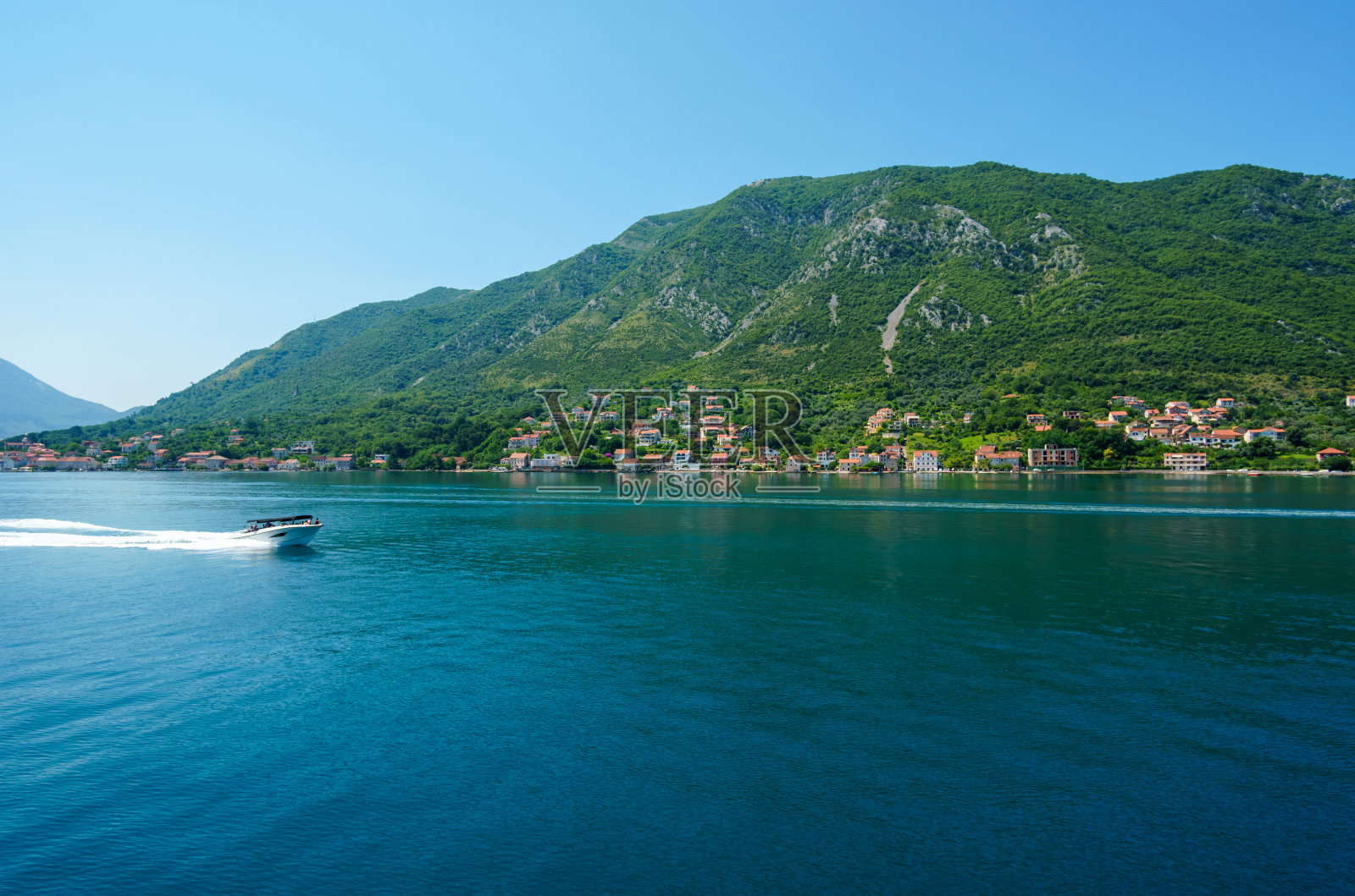 游艇之旅在黑山的科托尔湾，阳光明媚的一天，群山和棕榈树，旅行照片摄影图片