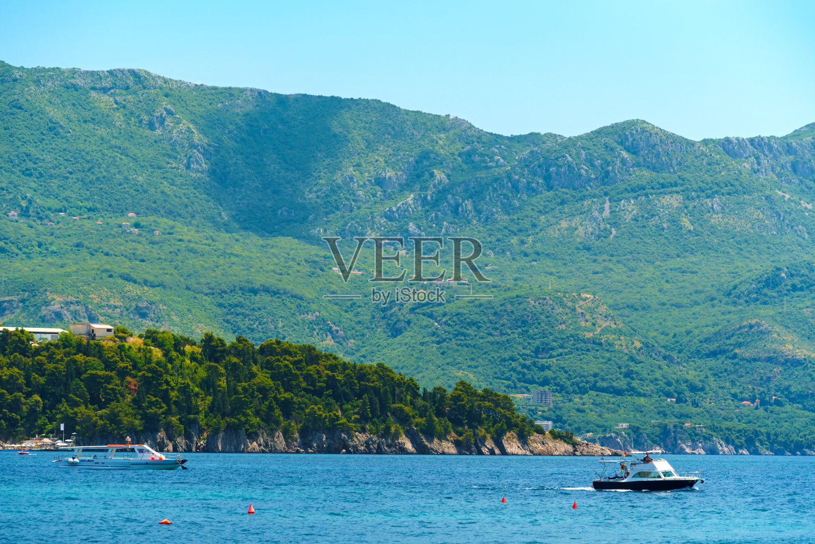 美丽的船和海，山，旅游和夏季旅游，黑山，亚得里亚海照片摄影图片