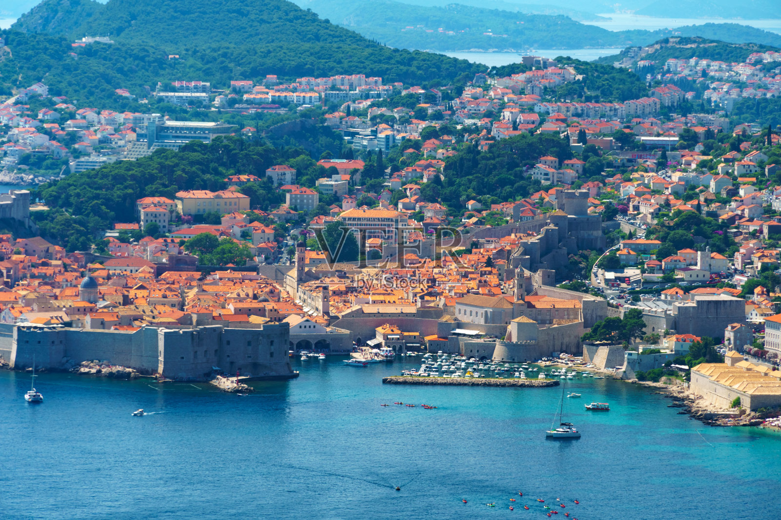 城堡和老城的鸟瞰图在海边和山上，杜布罗夫尼克在克罗地亚的度假胜地全景，亚得里亚海，海滩，岛屿，旅游和夏季旅游照片摄影图片