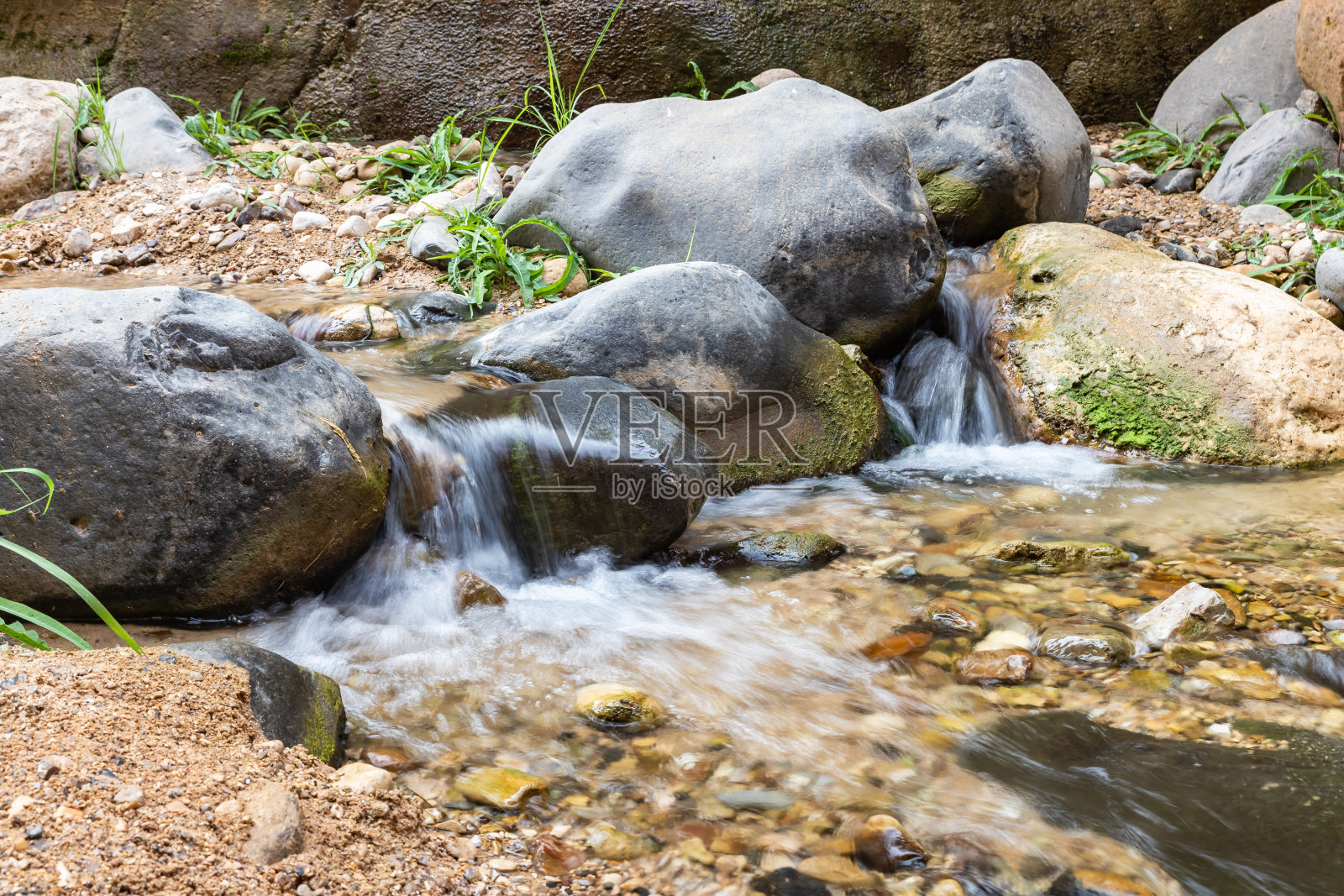 约旦安曼附近的峡谷浅溪流照片摄影图片