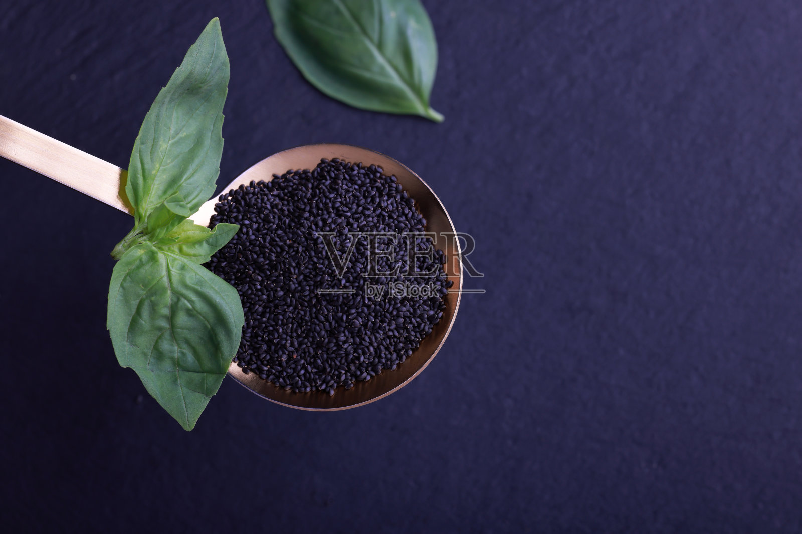 背景是罗勒和奇亚籽照片摄影图片