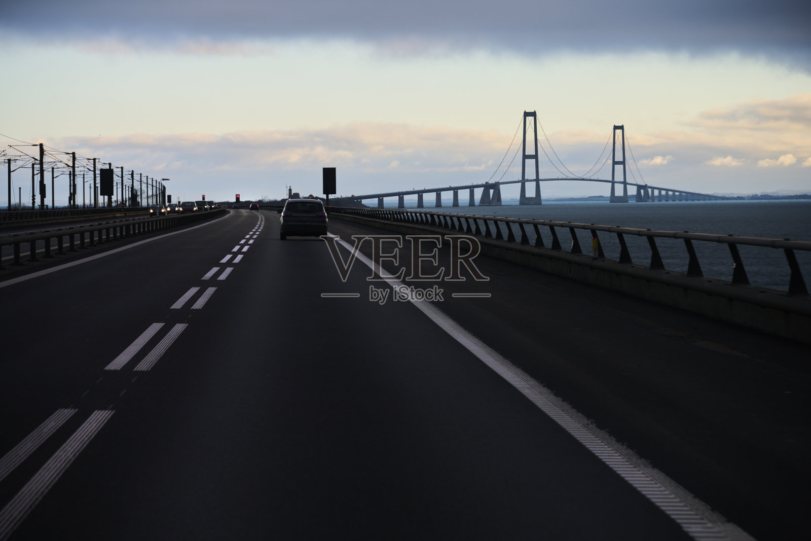 在通往吊桥的高速公路上开车照片摄影图片