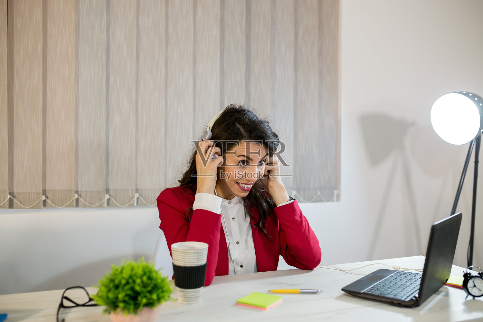 中东女士坐在办公室里用笔记本电脑上网照片摄影图片