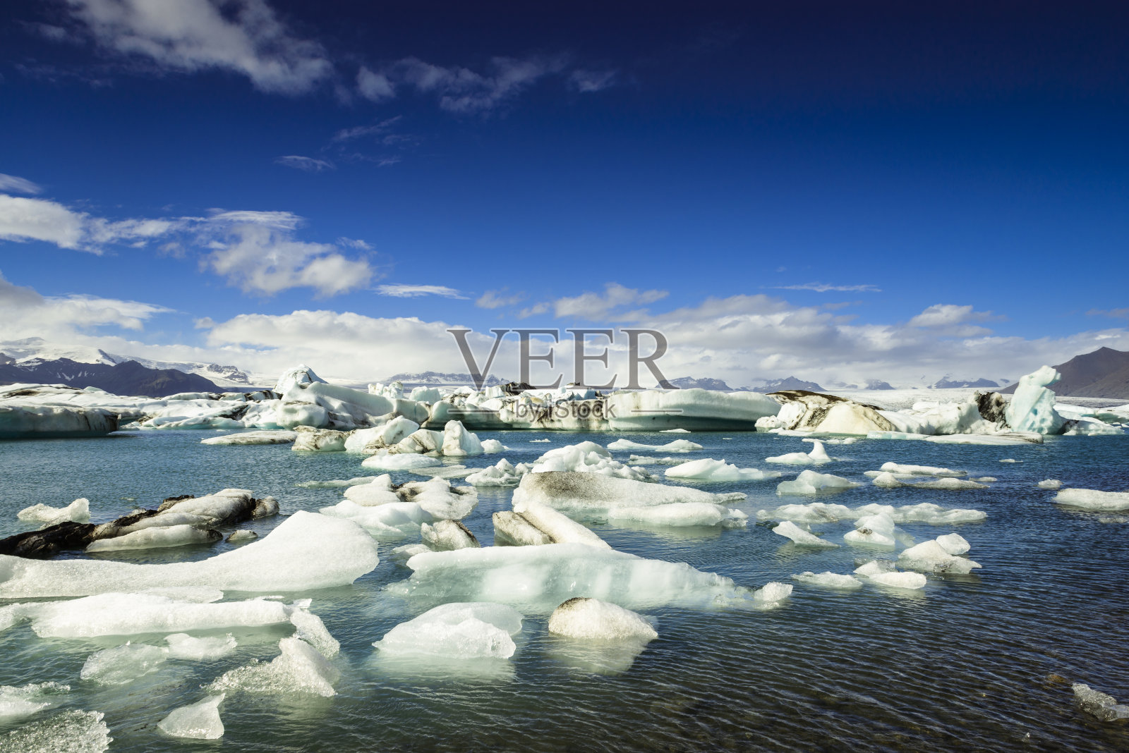 冰山漂浮在冰岛的Jokulsalon冰川泻湖照片摄影图片