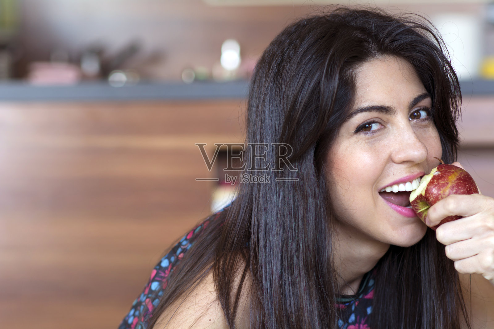 微笑的年轻女子正在吃苹果照片摄影图片