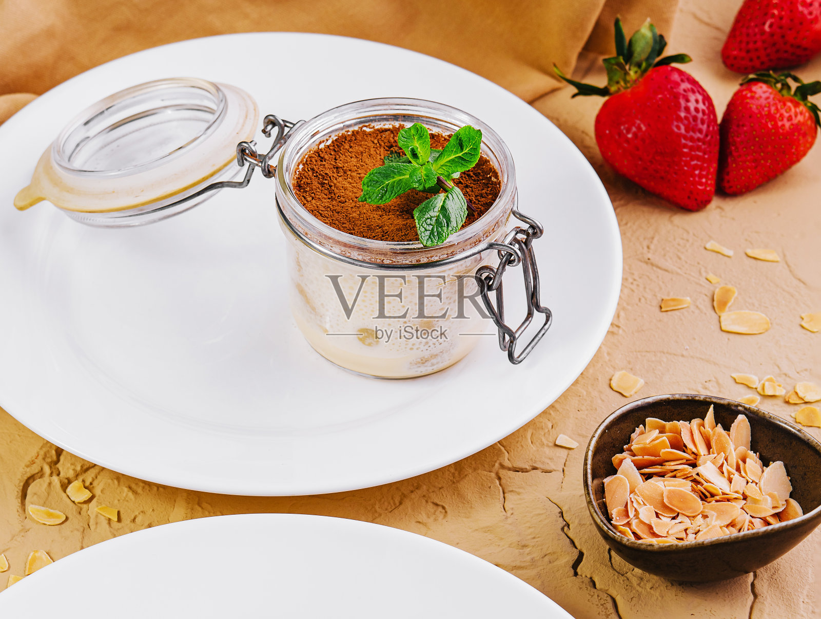 玻璃罐中的提拉米苏俯视图照片摄影图片