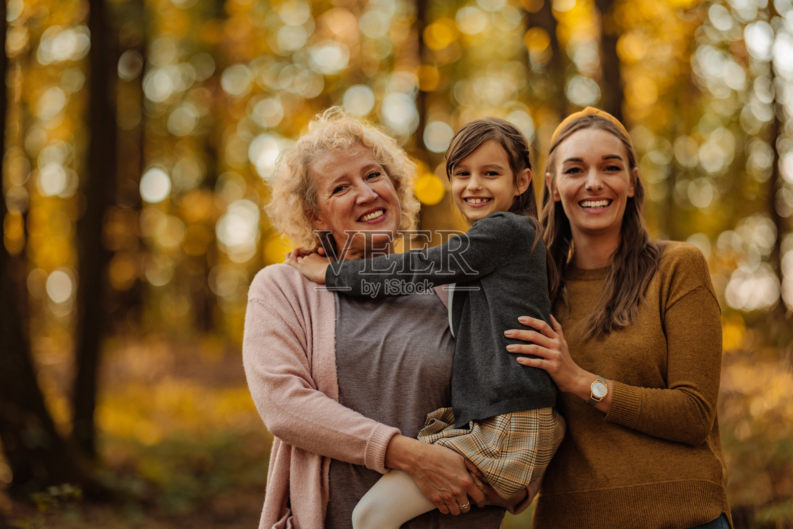 肖像中幸福的三代女性在大自然中照片摄影图片
