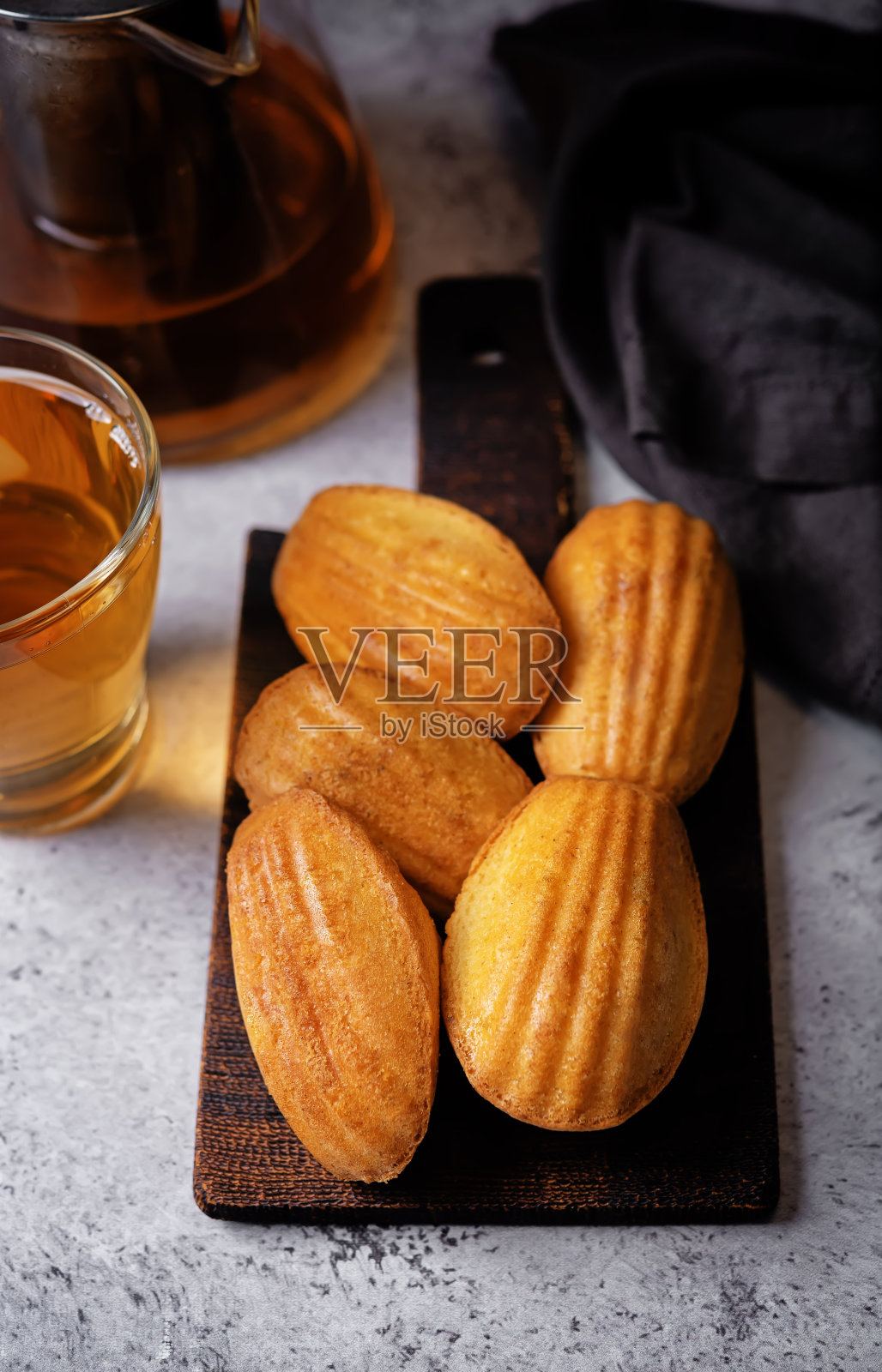 玛德琳蛋糕放在砧板上照片摄影图片