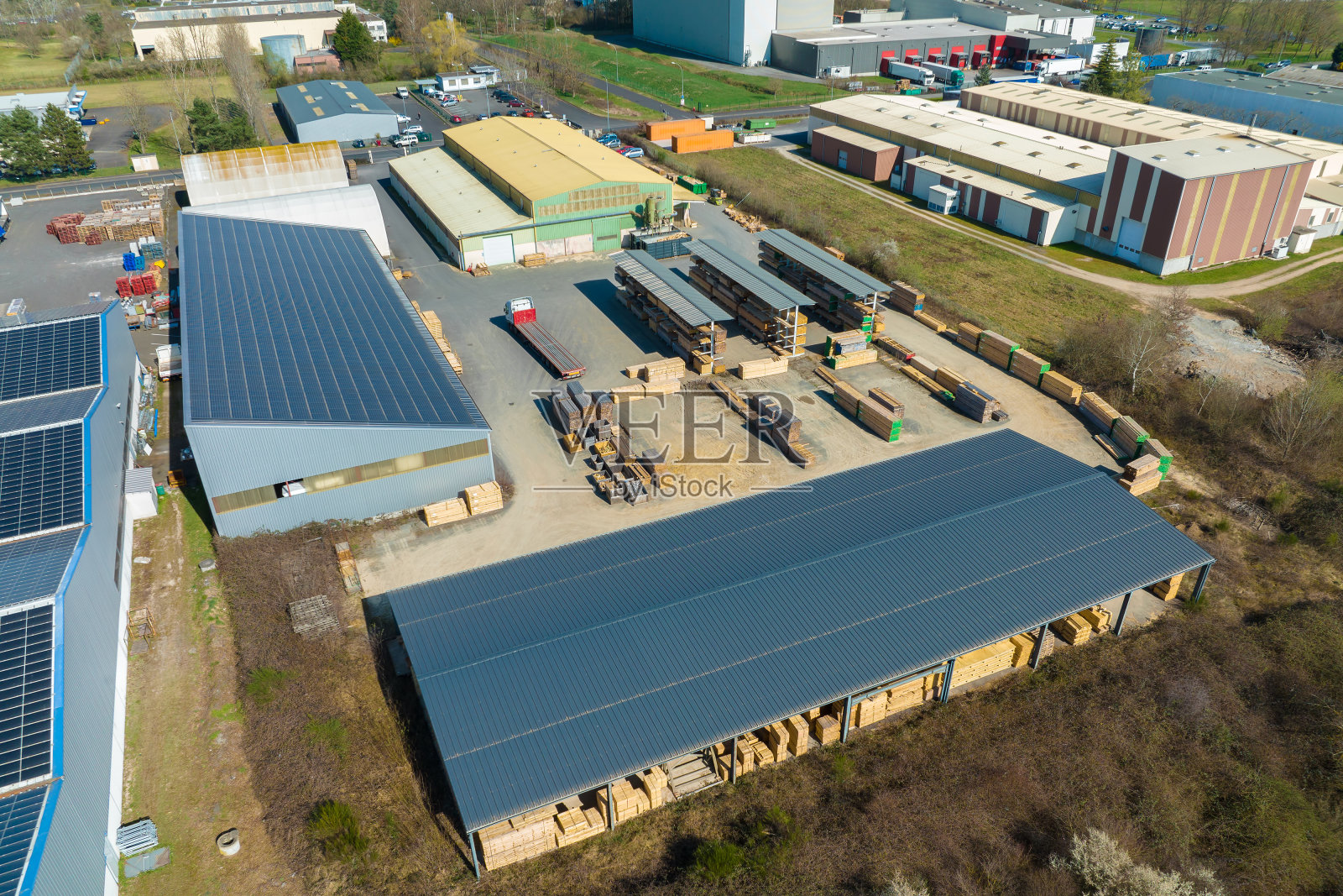 工业城区货物仓库及物流中心鸟瞰图照片摄影图片