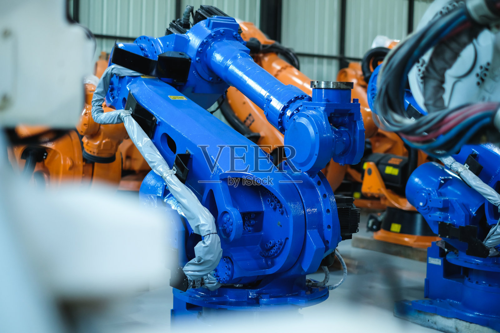 多种类型的工业机械臂安装在现代汽车工厂的自动化生产线上。照片摄影图片