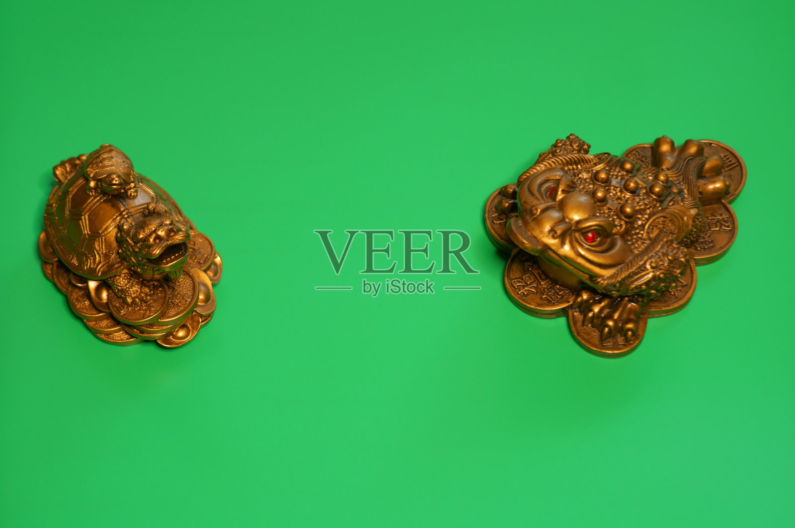 一只金属蟾蜍的雕像。照片摄影图片