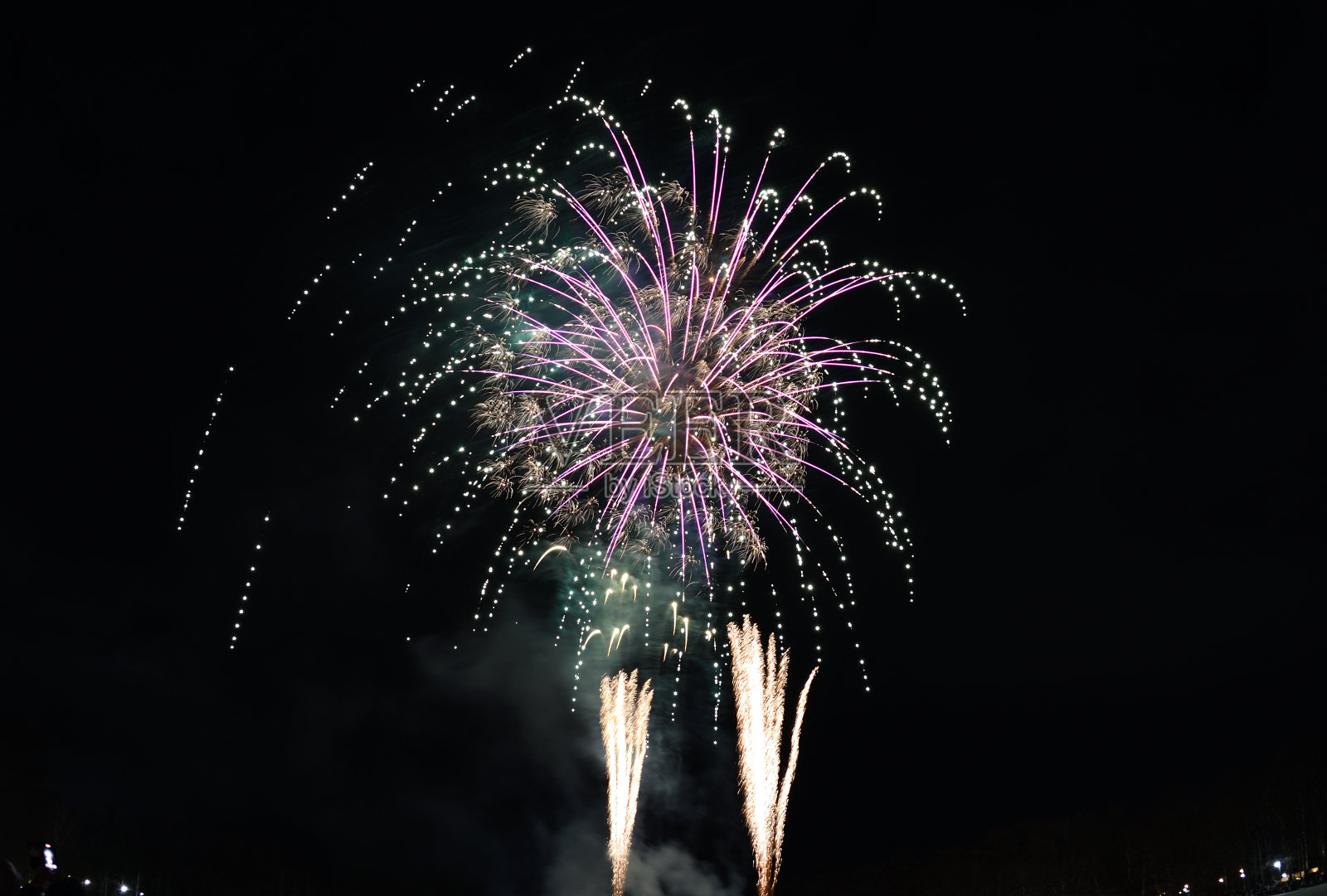大宽冰雪节上的烟火。照片摄影图片