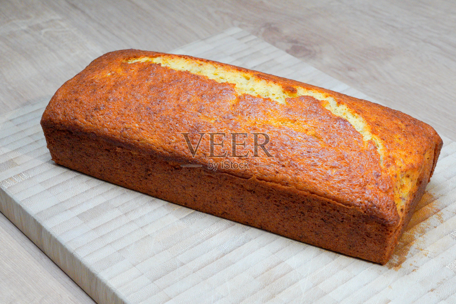 香蕉面包放在木板上照片摄影图片