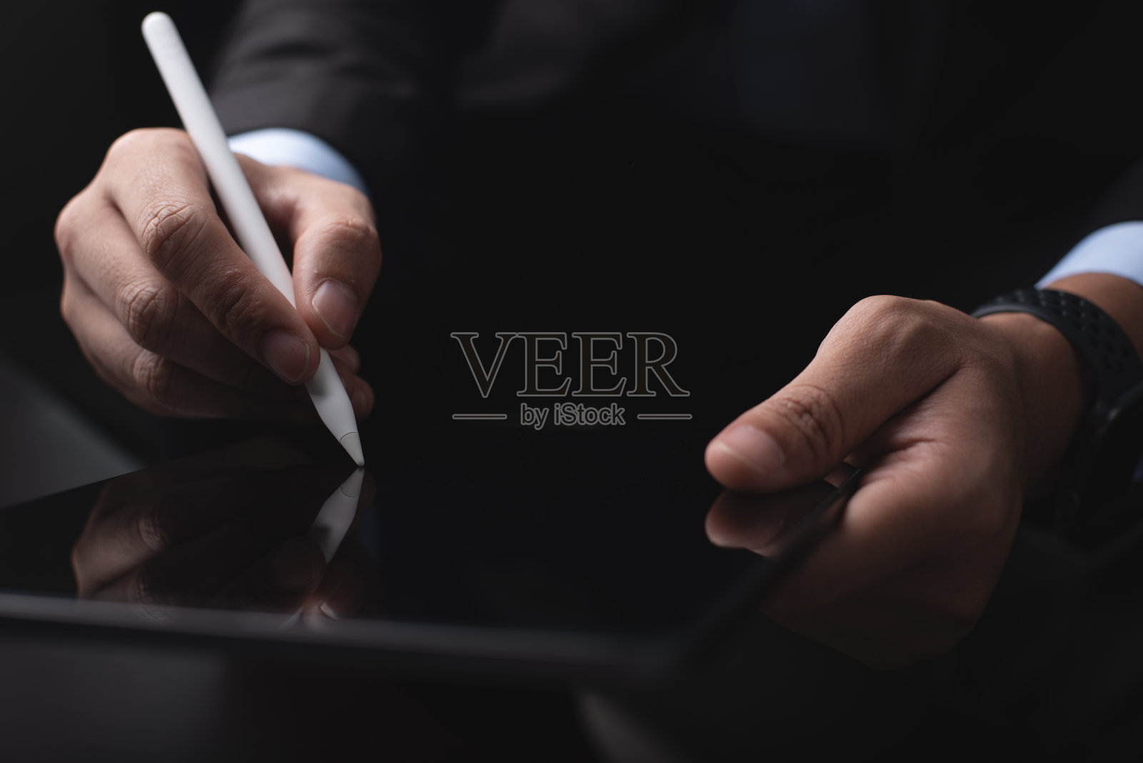商务人士用手写笔触摸数字平板屏幕，签署电子文件，黑色背景，电子签名，电子签名，商务和科技的概念照片摄影图片