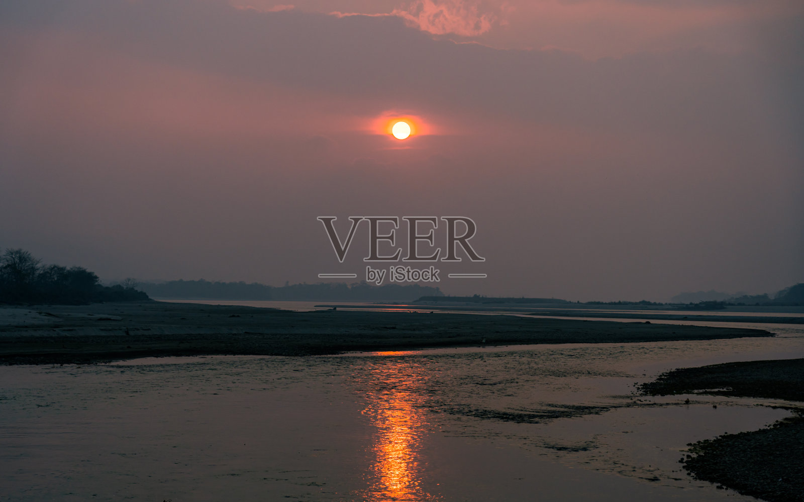 在奇旺的拉普蒂河岸边，落日的余晖笼罩着大地照片摄影图片