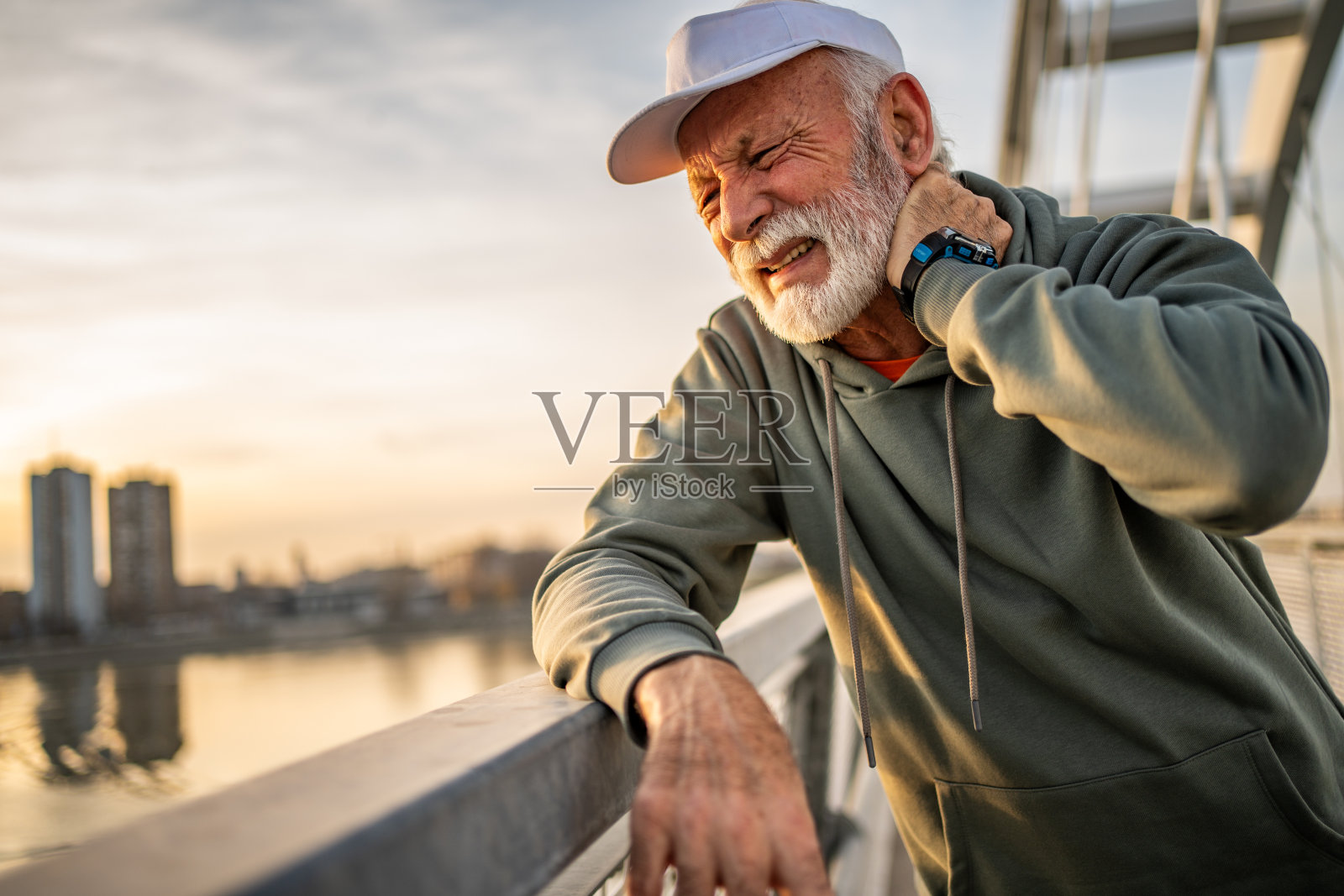 资深白人运动员颈部疼痛照片摄影图片