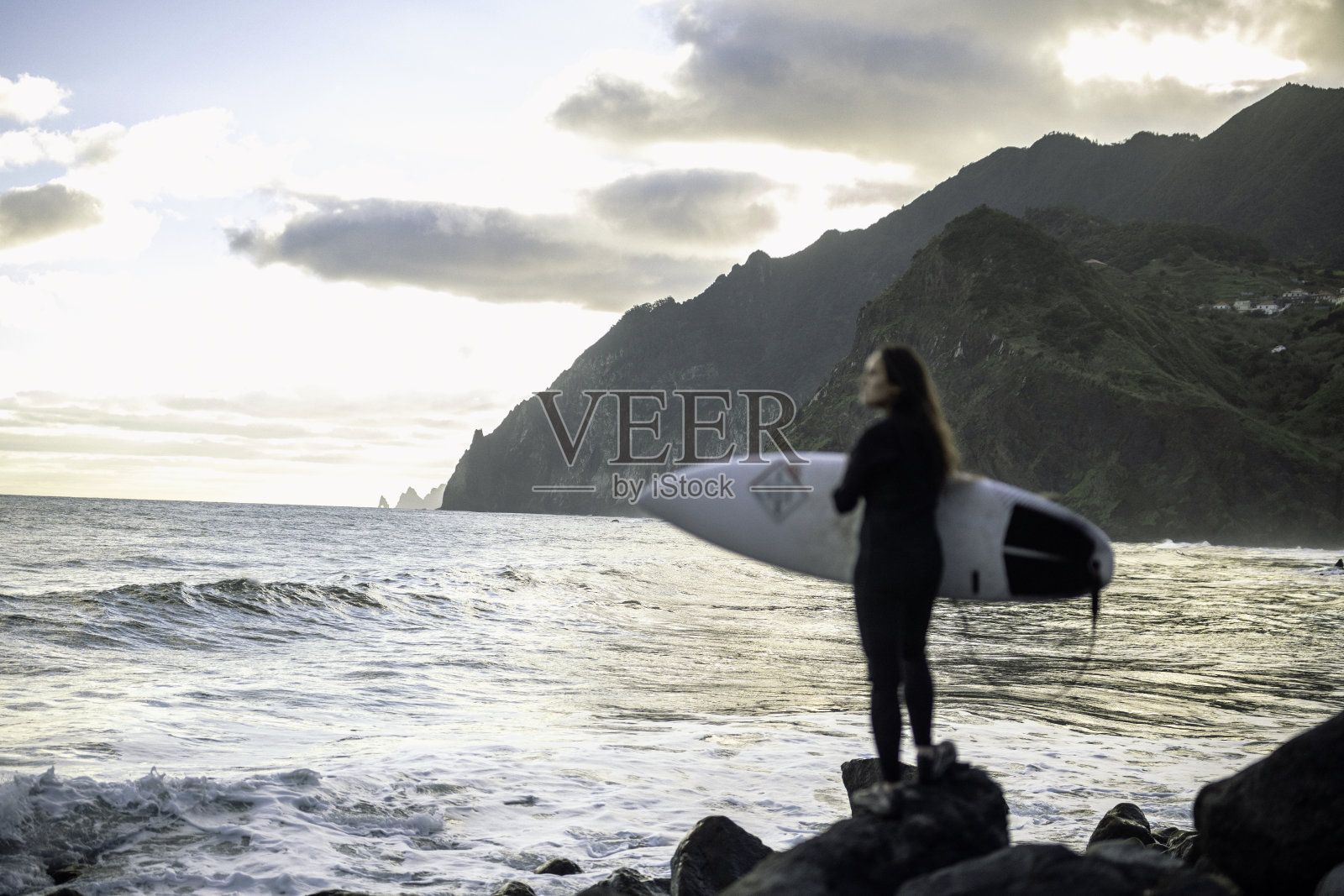 日落时冲浪。准备好抓住波浪。照片摄影图片