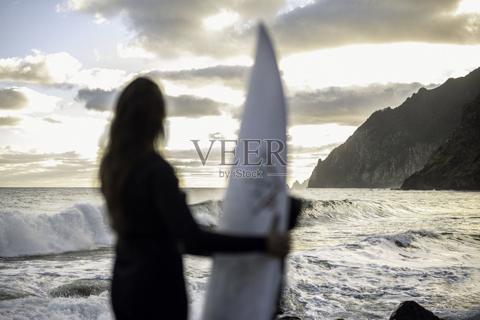 日落时冲浪。实现你的梦想。照片摄影图片