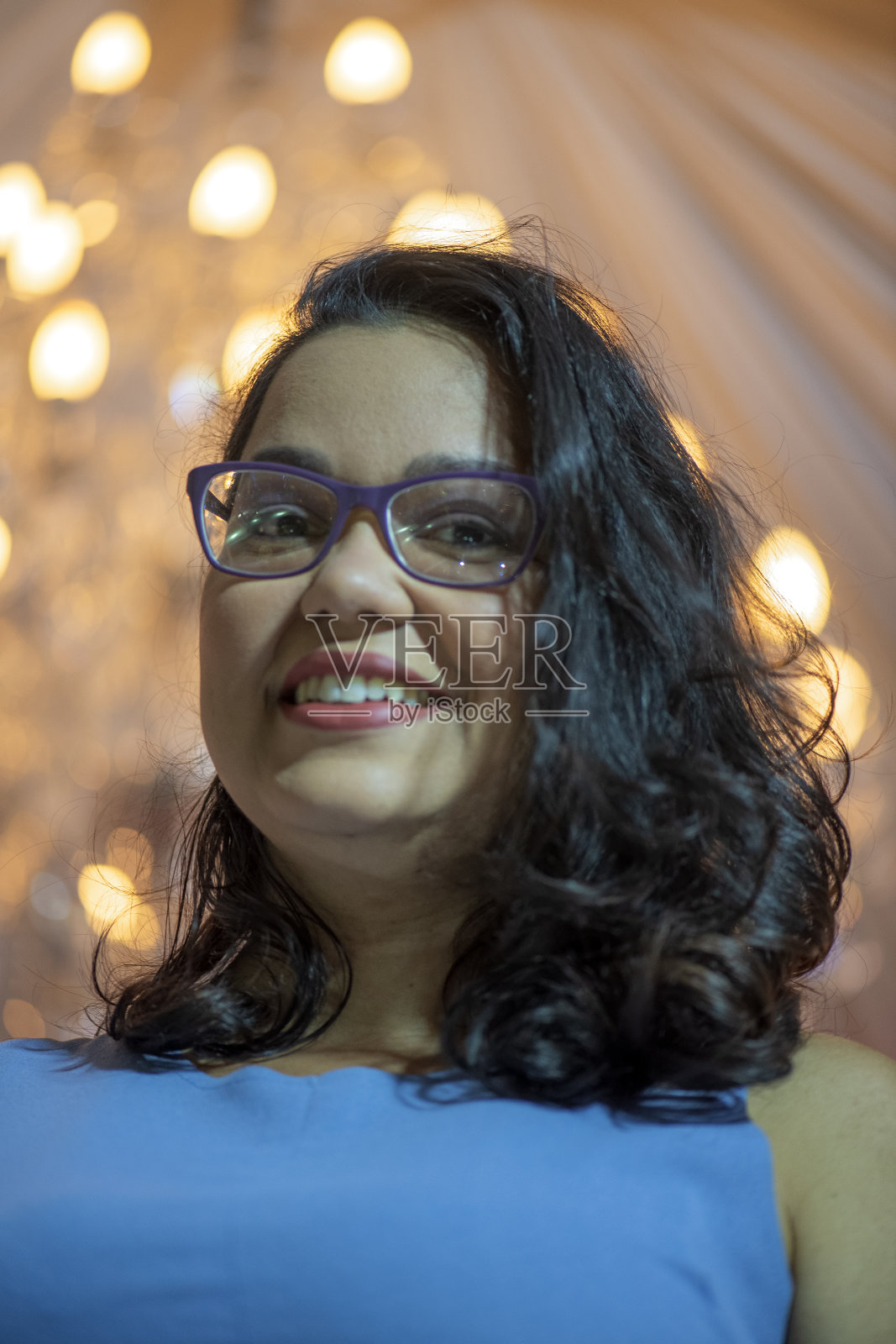 社交聚会上微笑的女人。照片摄影图片