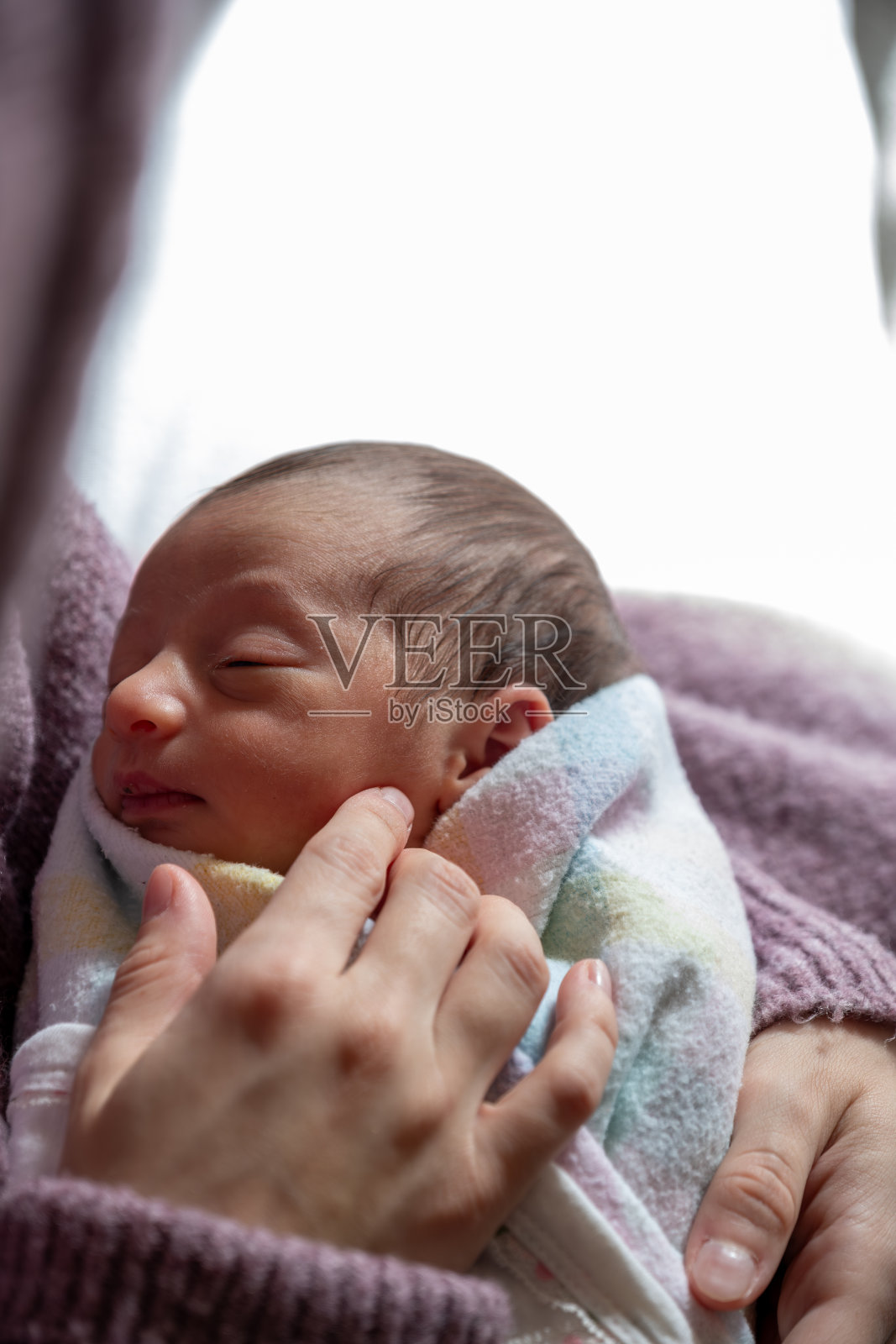 母亲充满爱意地看着新生儿照片摄影图片