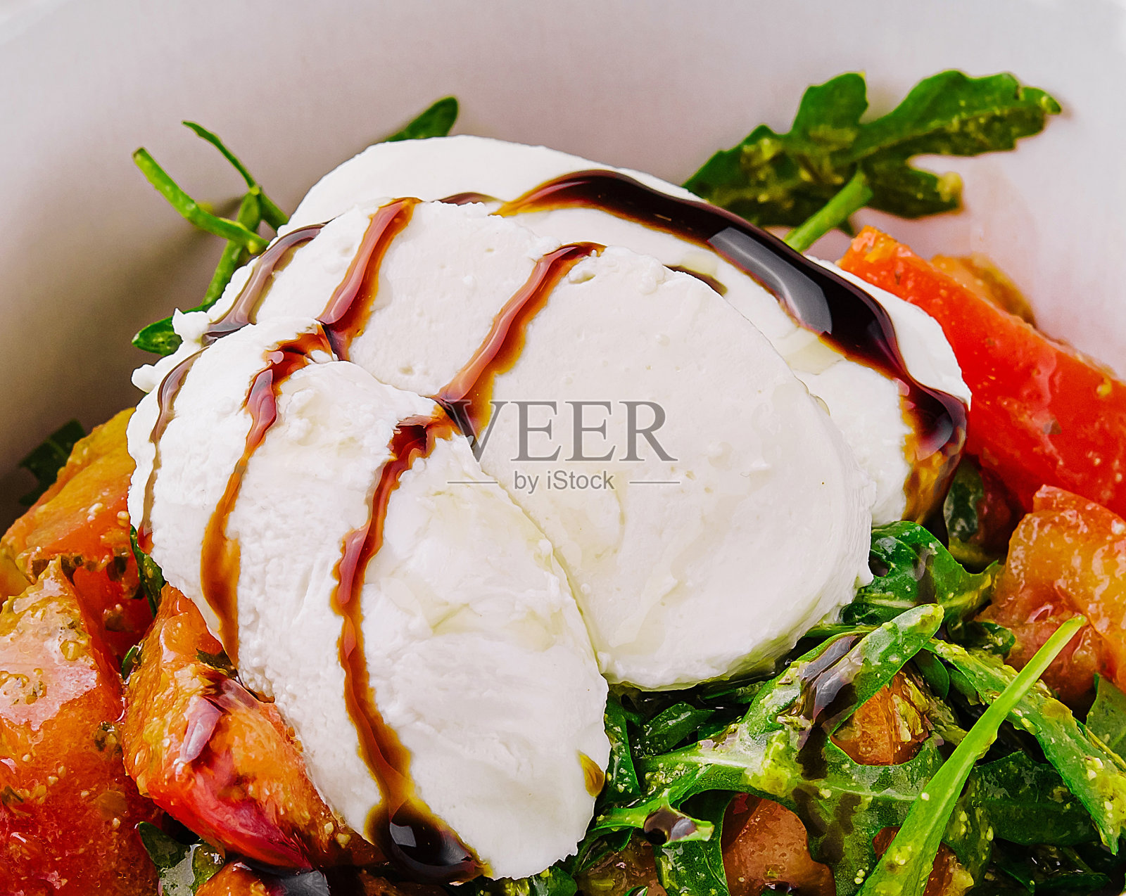 卡普雷沙拉，意大利开胃菜配马苏里拉奶酪和西红柿照片摄影图片