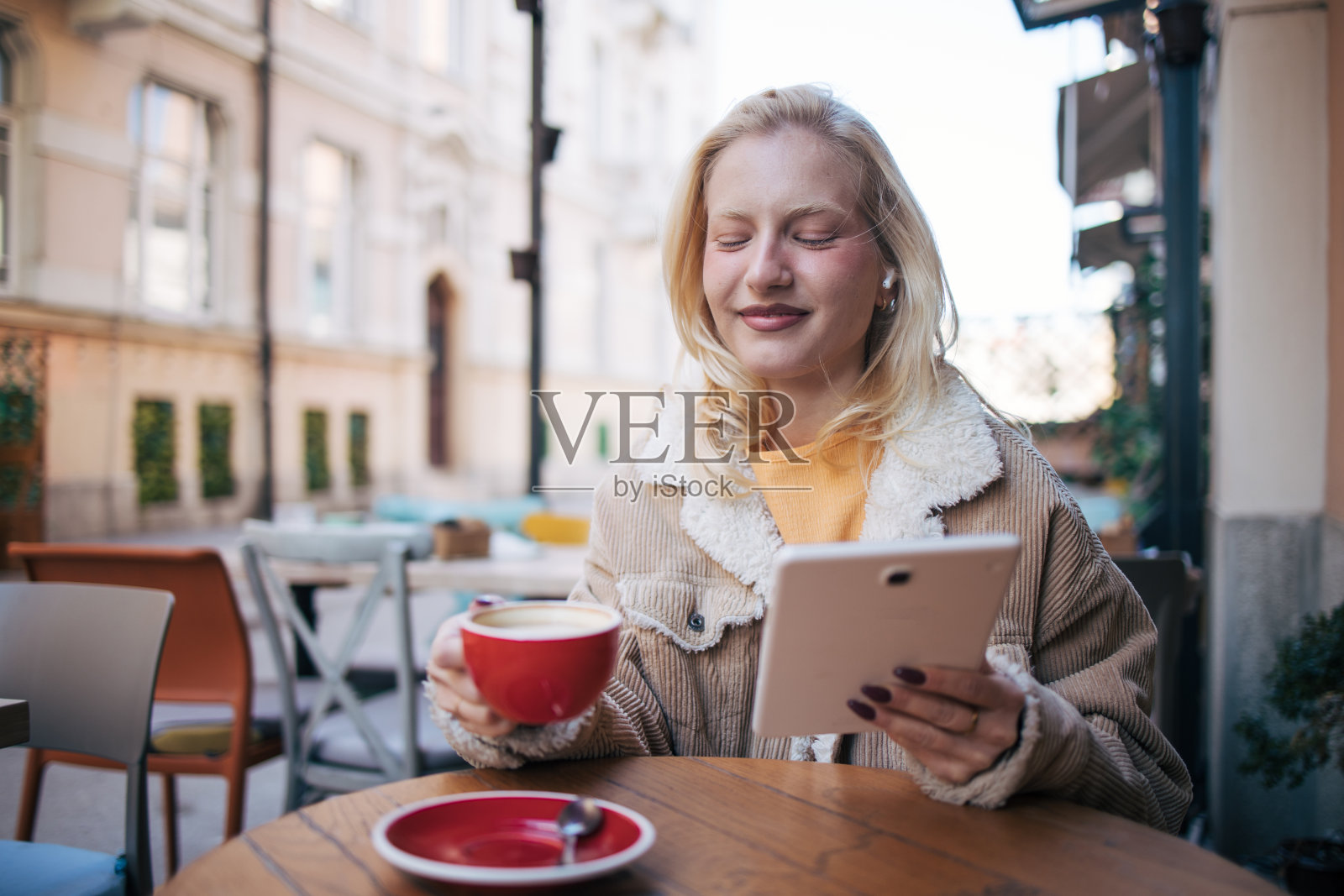 咖啡馆里的年轻白化病女人。照片摄影图片