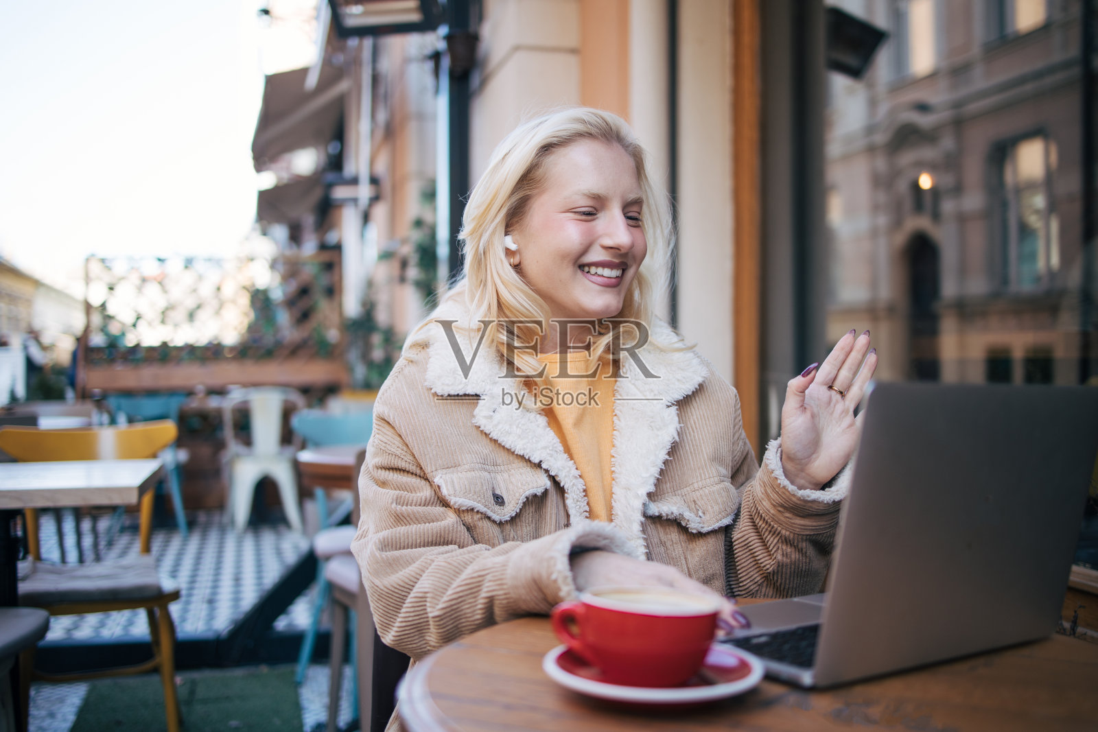 咖啡馆里的年轻白化病女人照片摄影图片