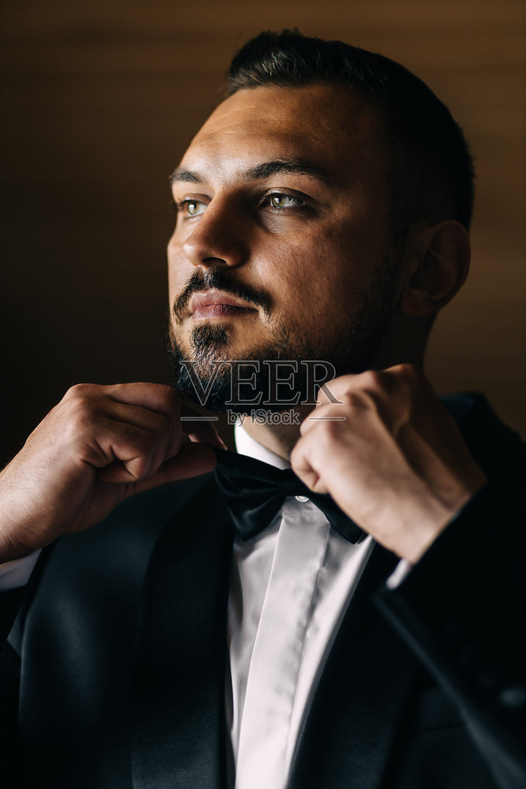 男士在婚礼上打领结是为了完整的仪态。照片摄影图片