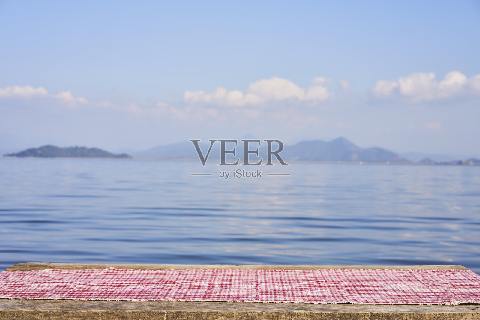 空木桌与桌布在夏季湖边的背景照片摄影图片