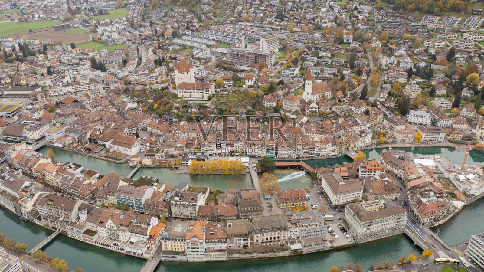 图恩，伯尔尼，瑞士，空中俯瞰的城市景观，湖泊运河和山脉等高线景观照片摄影图片