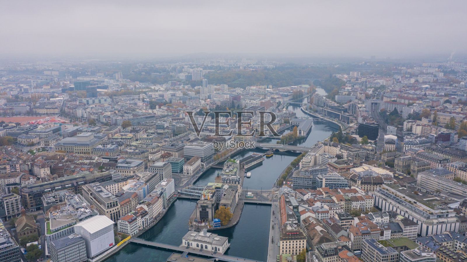 无人机鸟瞰瑞士日内瓦市中心，鸟瞰日内瓦和日内瓦湖沿岸的港口照片摄影图片