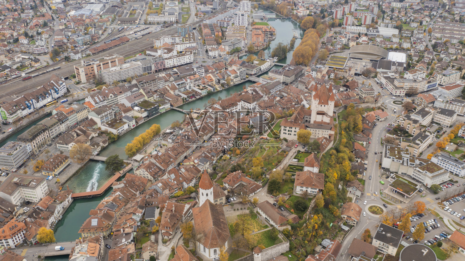 图恩，伯尔尼，瑞士，空中俯瞰的城市景观，湖泊运河和山脉等高线景观照片摄影图片