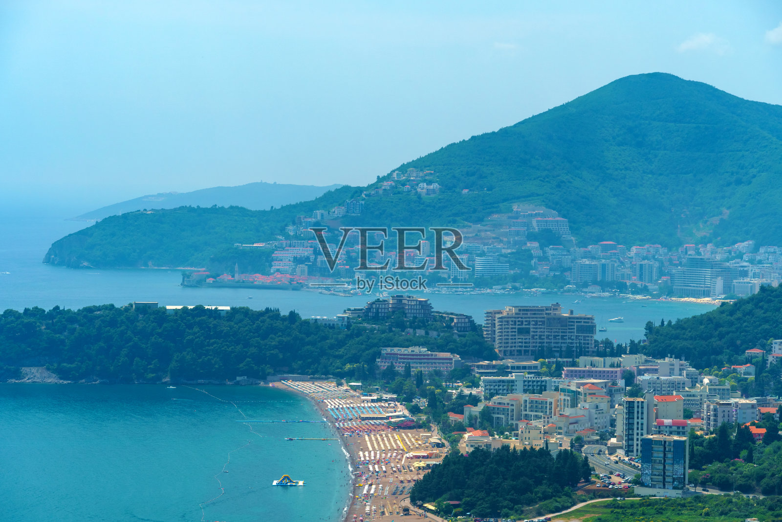 城市的海滨和山脉鸟瞰图，黑山贝西奇和布德瓦度假胜地全景，亚得里亚海，海滩，岛屿，旅游和旅行，夏季旅游照片摄影图片