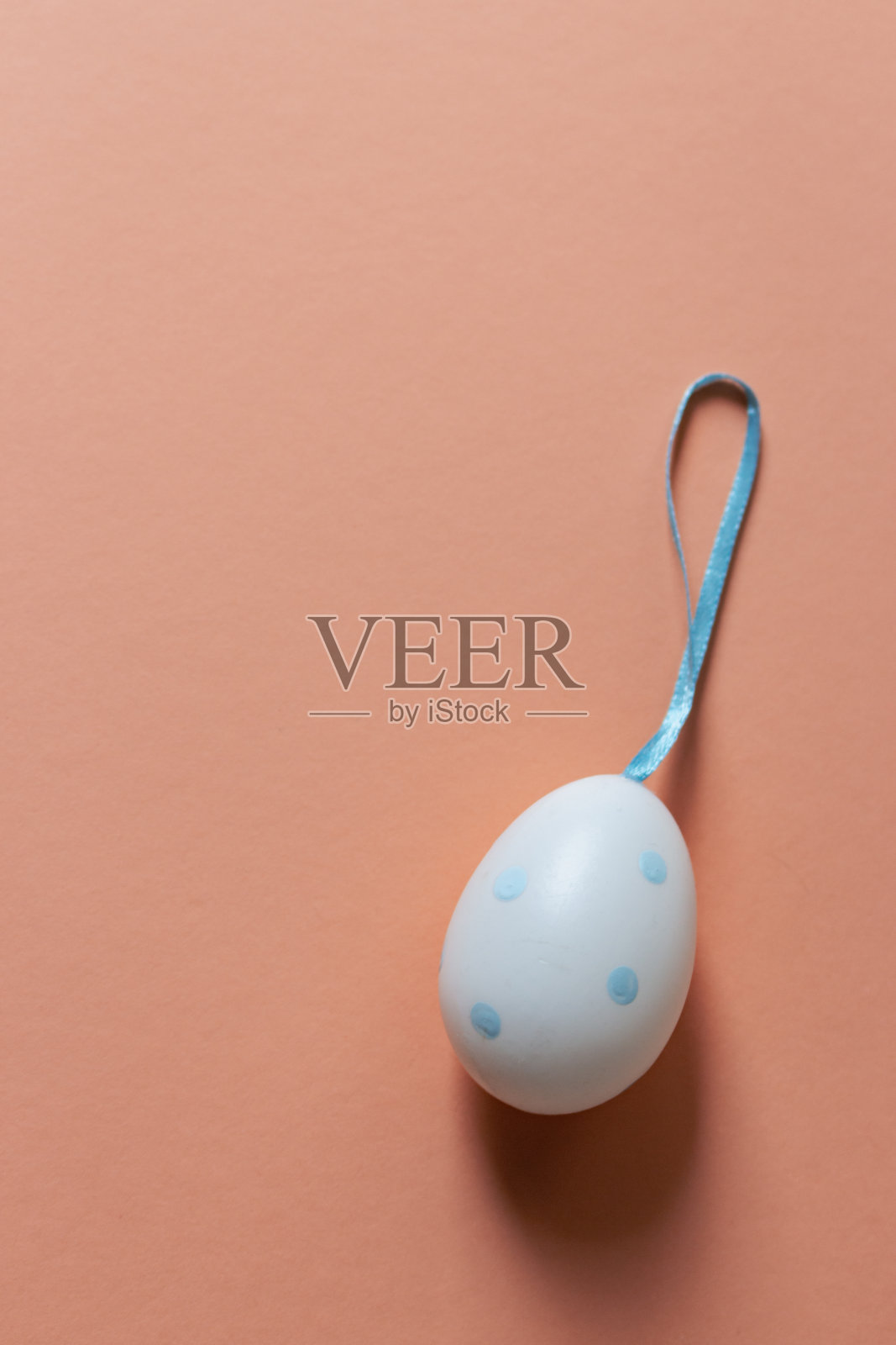 桃色毛色背景上的复活节彩蛋。复活节彩蛋与复制空间米色背景。复活节旗帜。传统的春节。4月的概念。复活节贺卡。照片摄影图片