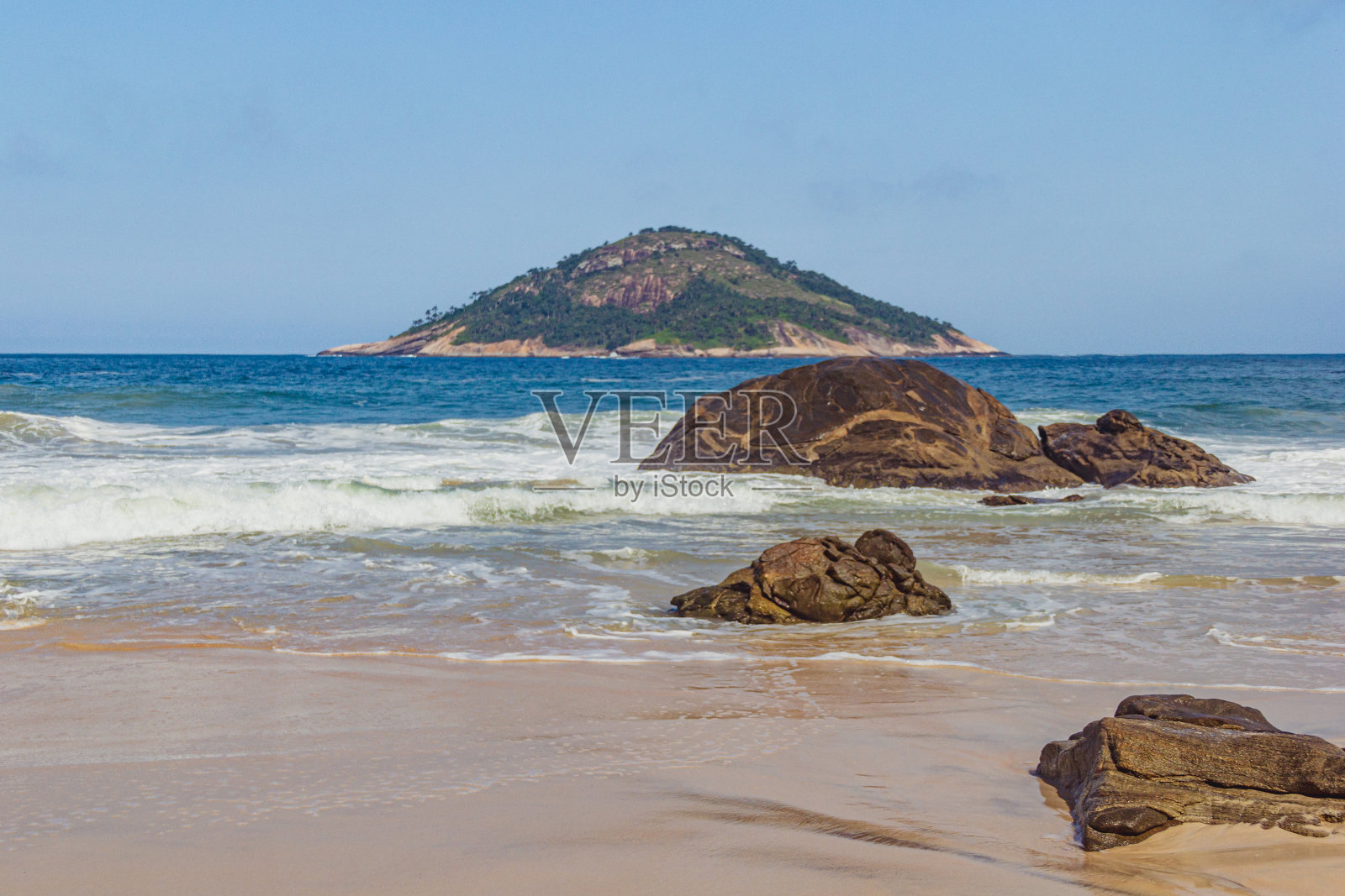 岩石在阿布里科海滩-格鲁马里，里约热内卢，巴西照片摄影图片