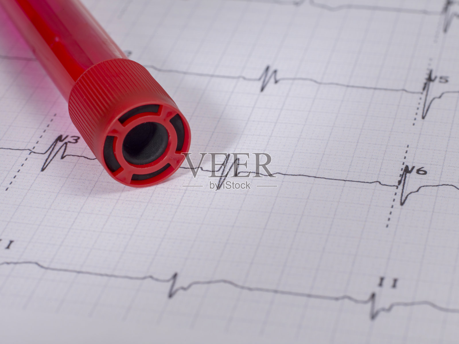 真实心电图和新型冠状病毒血试管没有人。照片摄影图片