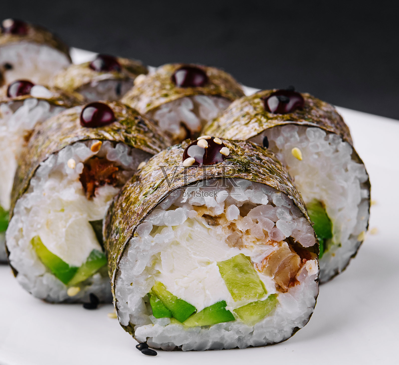 鳗鱼和鳄梨寿司照片摄影图片