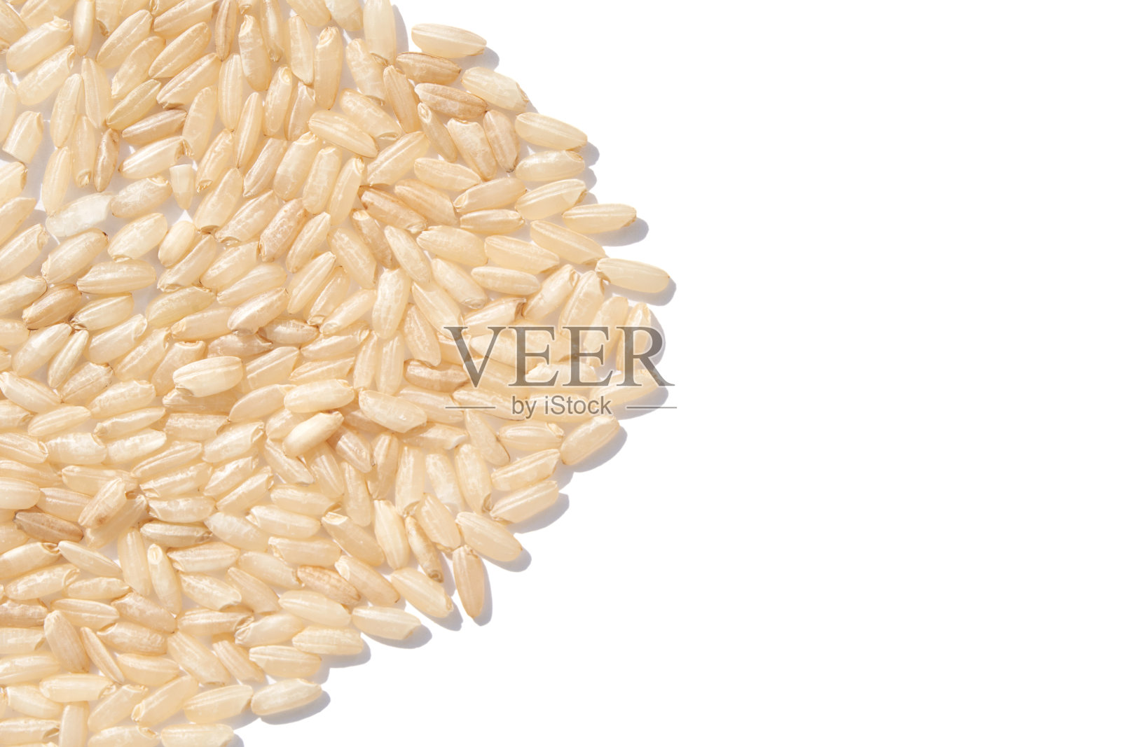 干燥的糙米颗粒衬托出完整的未煮过的口感照片摄影图片