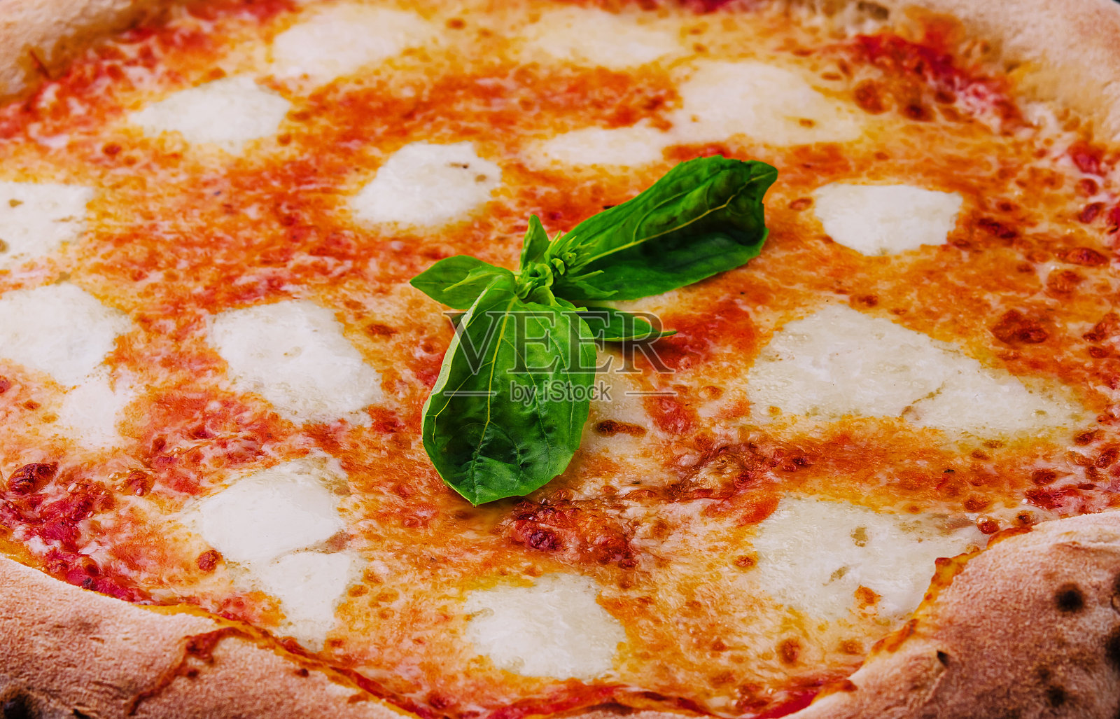 那不勒斯披萨加奶油酱照片摄影图片