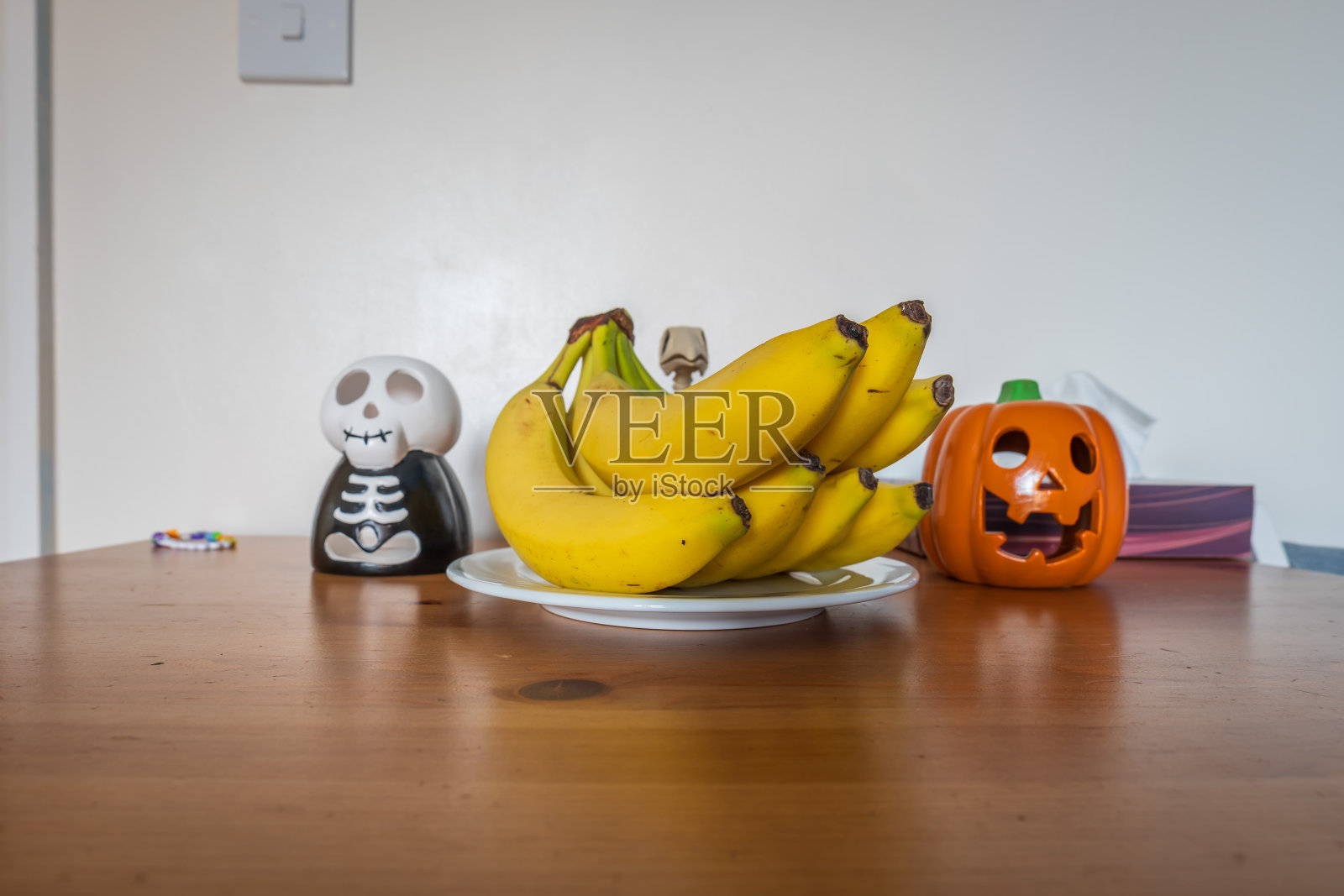 新鲜成熟的香蕉水果在客厅的桌子上照片摄影图片