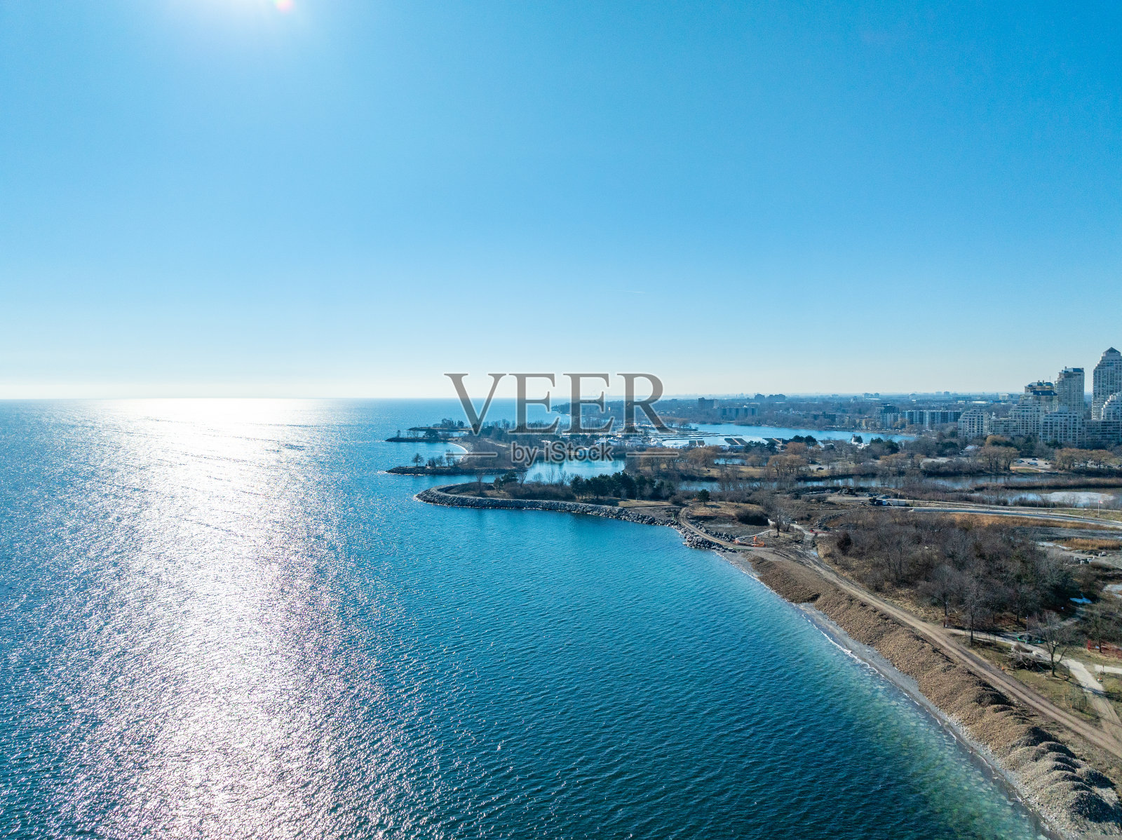 亨伯湾海岸的天际线从安大略湖的水域，多伦多，加拿大照片摄影图片