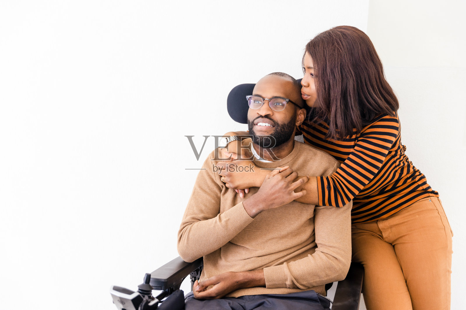 恩爱的黑人夫妇照片摄影图片