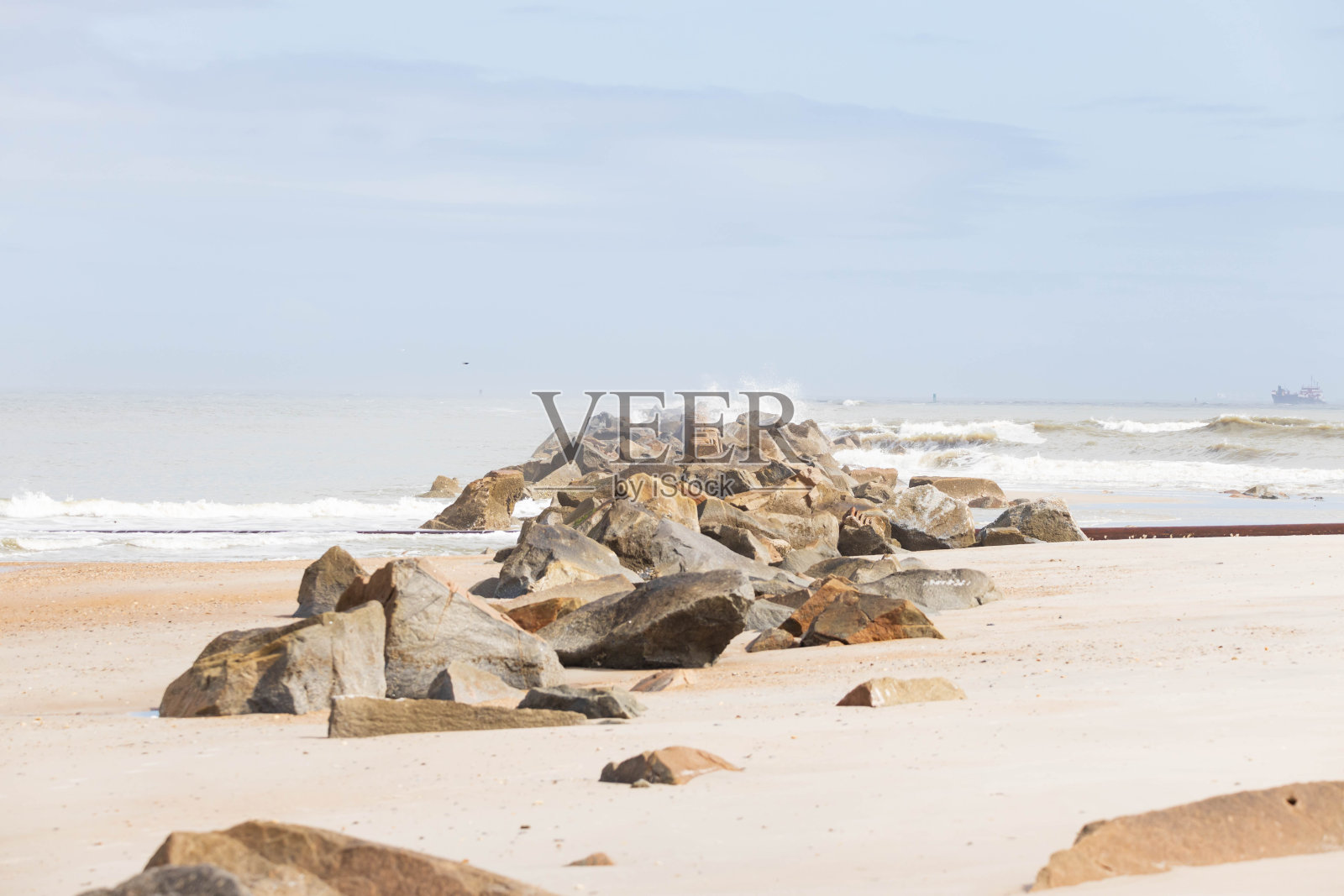 海滩上有一大堆岩石照片摄影图片